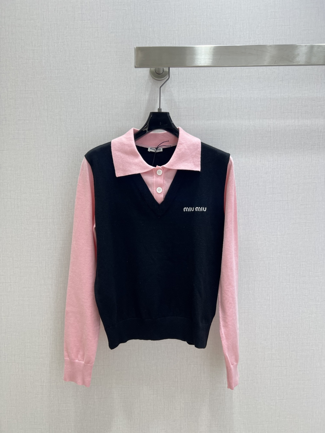 NO:504037,Highly recommended MIU*2025 early autumn new style, lapel college style long-sleeved sweater, first-hand wool wool, delicate and soft texture. A classic age-reducing item!  The style is not picky about others and looks slim!  The perfect item that is a must-have for white and rich beauty. The texture is excellent and the workmanship is perfect!  Spot stock and grab big orders!  Two colors SML code high quality ABC, miumiu, sweaters, alexander wang19860909强烈推荐 MIU*2025早秋新款 翻领学院风长袖毛衣 初剪羊毛 质感细腻软糯.经典减龄单品！版型不挑人上身巨显瘦！白富美必收的完美单品.质感超赞完美做工品质！现货开抢 大单子甩过来！两个色 SML码 高品质ABC,,miumiu,sweaters,alexander wang,Women's clothing