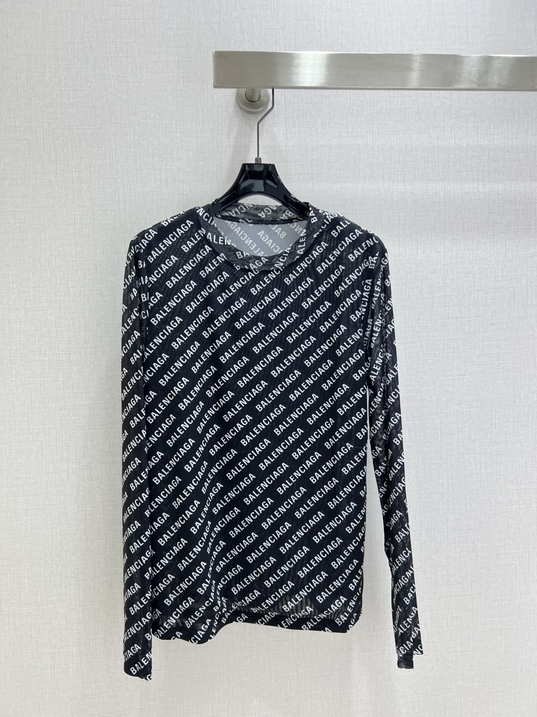 NO:505136,Highly recommended BALE*2025 early autumn new style, mesh base long-sleeved top, penetrating print, high-end and atmospheric, soft and elastic, full of high-end outfit, semi-transparent, innovative fabric, light and soft, and the real thing is very good!  Tighten your body to show off your figure, your upper body is fashionable and versatile, and your outfit is beautiful. It is also beautiful to wear it off when you take off your coat!  High-quality workmanship depends on details Two colors SML code High-quality ABC, balenciaga, jackets & coats, alexander wang19860909强烈推荐 BALE*2025早秋新款 网纱打底长袖上衣 渗透印花 高级大气 柔软弹力很舒服 满满的穿搭高级感 半透视 创新面料 轻盈柔软 实物非常赞！紧身显身材 上身洋气百搭,穿搭好看 脱掉外套里搭也是美美的！高品质做工看细节 两个色 SML码 高品质ABC,,balenciaga,jackets & coats,alexander wang,Women's clothing