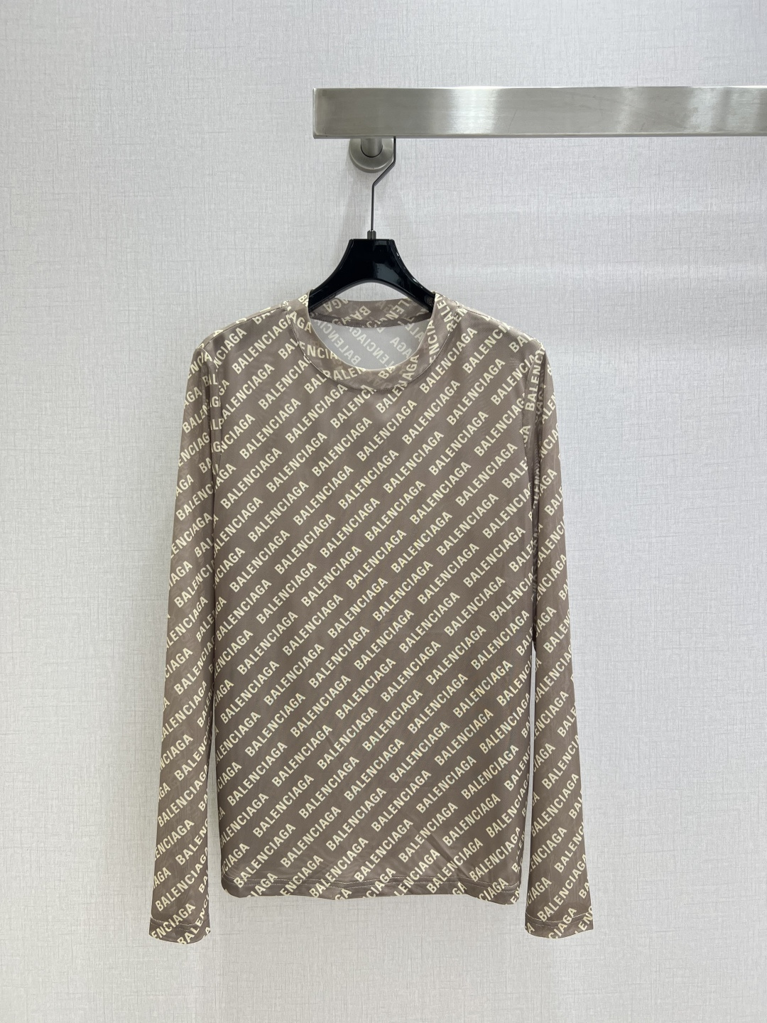 NO:505128,Highly recommended BALE*2025 early autumn new style, mesh base long-sleeved top, penetrating print, high-end and atmospheric, soft and elastic, full of high-end outfit, semi-transparent, innovative fabric, light and soft, and the real thing is very good!  Tighten your body to show off your figure, your upper body is fashionable and versatile, and your outfit is beautiful. It is also beautiful to wear it off when you take off your coat!  High-quality workmanship depends on details Two colors SML code High-quality ABC, balenciaga, jackets & coats, alexander wang19860909强烈推荐 BALE*2025早秋新款 网纱打底长袖上衣 渗透印花 高级大气 柔软弹力很舒服 满满的穿搭高级感 半透视 创新面料 轻盈柔软 实物非常赞！紧身显身材 上身洋气百搭,穿搭好看 脱掉外套里搭也是美美的！高品质做工看细节 两个色 SML码 高品质ABC,,balenciaga,jackets & coats,alexander wang,Women's clothing