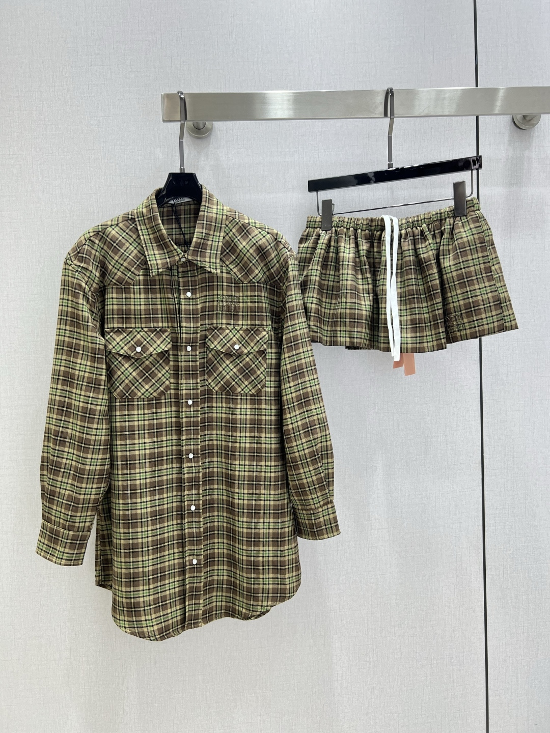 NO:505146,Highly recommended MIU*2025 early autumn new style, embroidered letters lapel plaid shirt, plaid pleated skirt, separate batches, exclusive yb development!  High-end production!  The new college style pattern products are here again, and a series are released, which can easily create a high-end look in the same color outfit. The buttoned shirt tip collar, the three-dimensional logo letter embroidery on the chest highlights the style, the 1:1 mold-opening custom single-breasted front closure, and the same color pleated skirt is very miu. It is also super suitable for small girls. The draped straight-tube style is not picky, and the upper body is young and fashionable, and the girlish feeling comes out in an instant!  One color SML code high quality shirt ABC, miumiu, skirts, shirts, alexander wang19860909强烈推荐 MIU*2025早秋新款 刺绣字母翻领格纹衬衫格纹百褶半裙 分开批 独家yb开发！高版出品！学院风格纹新品又来啦,一系列都出啦,轻松打造同色系穿搭高级感满满~系扣衬衫尖领,胸口立体logo字母刺绣凸显格调,1:1开模定制单排扣前襟,搭配同色百褶裙就非常的miu,小个子妹子也超级合适,垂坠直筒版型又不会挑人,上身年轻又时髦,少女感一下子就出来了！一个色 SML码 高品质衬衫ABC,,miumiu,skirts,shirts,alexander wang,Women's clothing