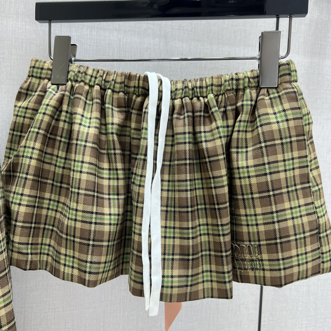 NO:505179,Highly recommended MIU*2025 early autumn new style, embroidered letters lapel plaid shirt, plaid pleated skirt, separate batches, exclusive yb development!  High-end production!  The new college style pattern products are here again, and a series are released, which can easily create a high-end look in the same color outfit. The buttoned shirt tip collar, the three-dimensional logo letter embroidery on the chest highlights the style, the 1:1 mold-opening custom single-breasted front closure, and the same color pleated skirt is very miu. It is also super suitable for small girls. The draped straight-tube style is not picky, and the upper body is young and fashionable, and the girlish feeling comes out in an instant!  One color SML code high quality, miumiu, skirts, shirts, alexander wang19860909强烈推荐 MIU*2025早秋新款 刺绣字母翻领格纹衬衫格纹百褶半裙 分开批 独家yb开发！高版出品！学院风格纹新品又来啦,一系列都出啦,轻松打造同色系穿搭高级感满满~系扣衬衫尖领,胸口立体logo字母刺绣凸显格调,1:1开模定制单排扣前襟,搭配同色百褶裙就非常的miu,小个子妹子也超级合适,垂坠直筒版型又不会挑人,上身年轻又时髦,少女感一下子就出来了！一个色 SML码 高品质,,miumiu,skirts,shirts,alexander wang,Women's clothing