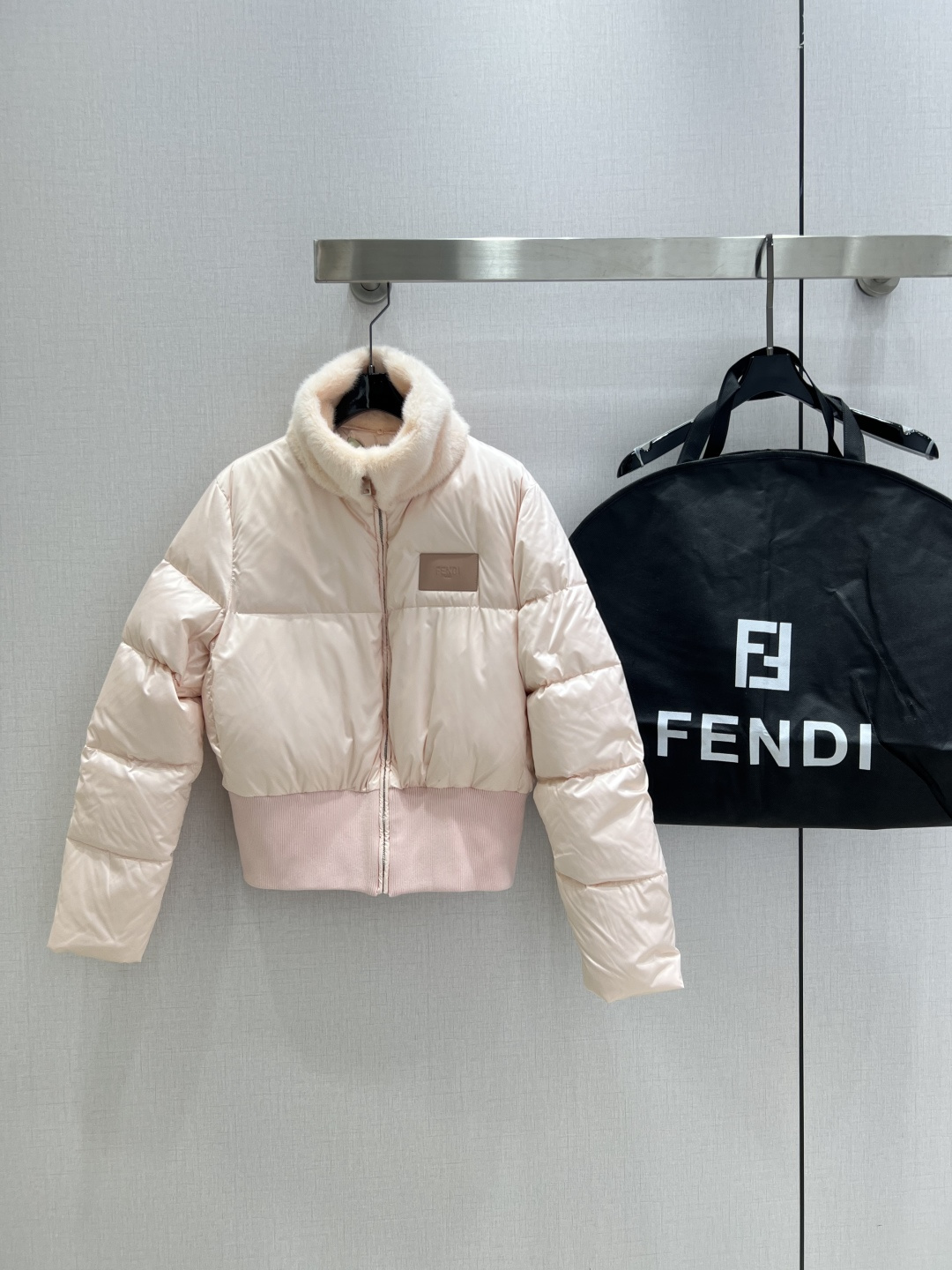 NO:505143,Highly recommended with dust bag FEN*2025 early autumn new leather brand down jacket jacket 90 white goose down collar is Xiaomi mink, the overall warmth effect is full, regular down jacket, casual and fashionable, classic logo perfect embellishment with dust bag Two colors SML code High-quality ABC,,fendi, jackets & coats, down jacket, alexander wang19860909配防尘袋强烈推荐 FEN*2025早秋新款 皮牌羽绒服外套 90白鹅绒 毛领是小米貂 整体保暖效果拉满,常规款羽绒服 休闲时尚,经典logo完美点缀 配防尘袋 两个色 SML码 高品质ABC,,fendi,jackets & coats,down jacket,alexander wang,Women's clothing