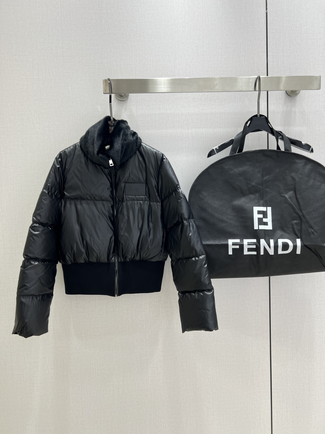 NO:505151,Highly recommended with dust bag FEN*2025 early autumn new leather brand down jacket jacket 90 white goose down collar is Xiaomi mink, the overall warmth effect is full, regular down jacket, casual and fashionable, classic logo perfect embellishment with dust bag Two colors SML code High-quality ABC,,fendi, jackets & coats, down jacket, alexander wang19860909配防尘袋强烈推荐 FEN*2025早秋新款 皮牌羽绒服外套 90白鹅绒 毛领是小米貂 整体保暖效果拉满,常规款羽绒服 休闲时尚,经典logo完美点缀 配防尘袋 两个色 SML码 高品质ABC,,fendi,jackets & coats,down jacket,alexander wang,Women's clothing