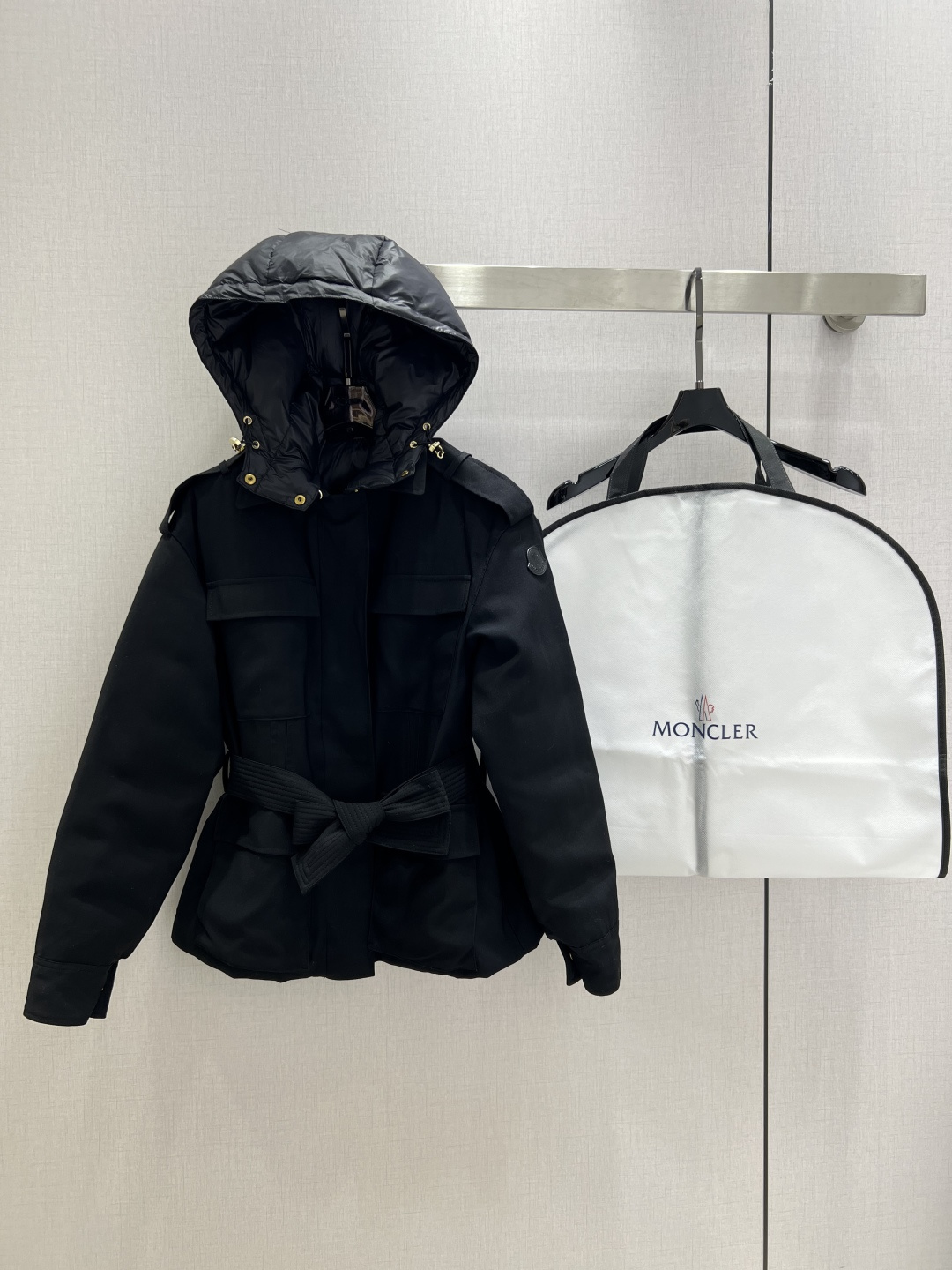 NO:505180,It is highly recommended to get a dust bag. MON*2025 early autumn new model. Two-piece down jacket with fake coat. The overall warmth effect is full. Regular down jacket is casual and fashionable, and the classic logo is perfectly embellished!  With dust bag, two colors 1234 sizes, high quality ABC,, jackets & coats, down jacket, alexander wang19860909配防尘袋强烈推荐 MON*2025早秋新款 假两件羽绒服外套 整体保暖效果拉满,常规款羽绒服 休闲时尚,经典logo完美点缀！配防尘袋 两个色 1234码 高品质ABC,,jackets & coats,down jacket,alexander wang,Women's clothing