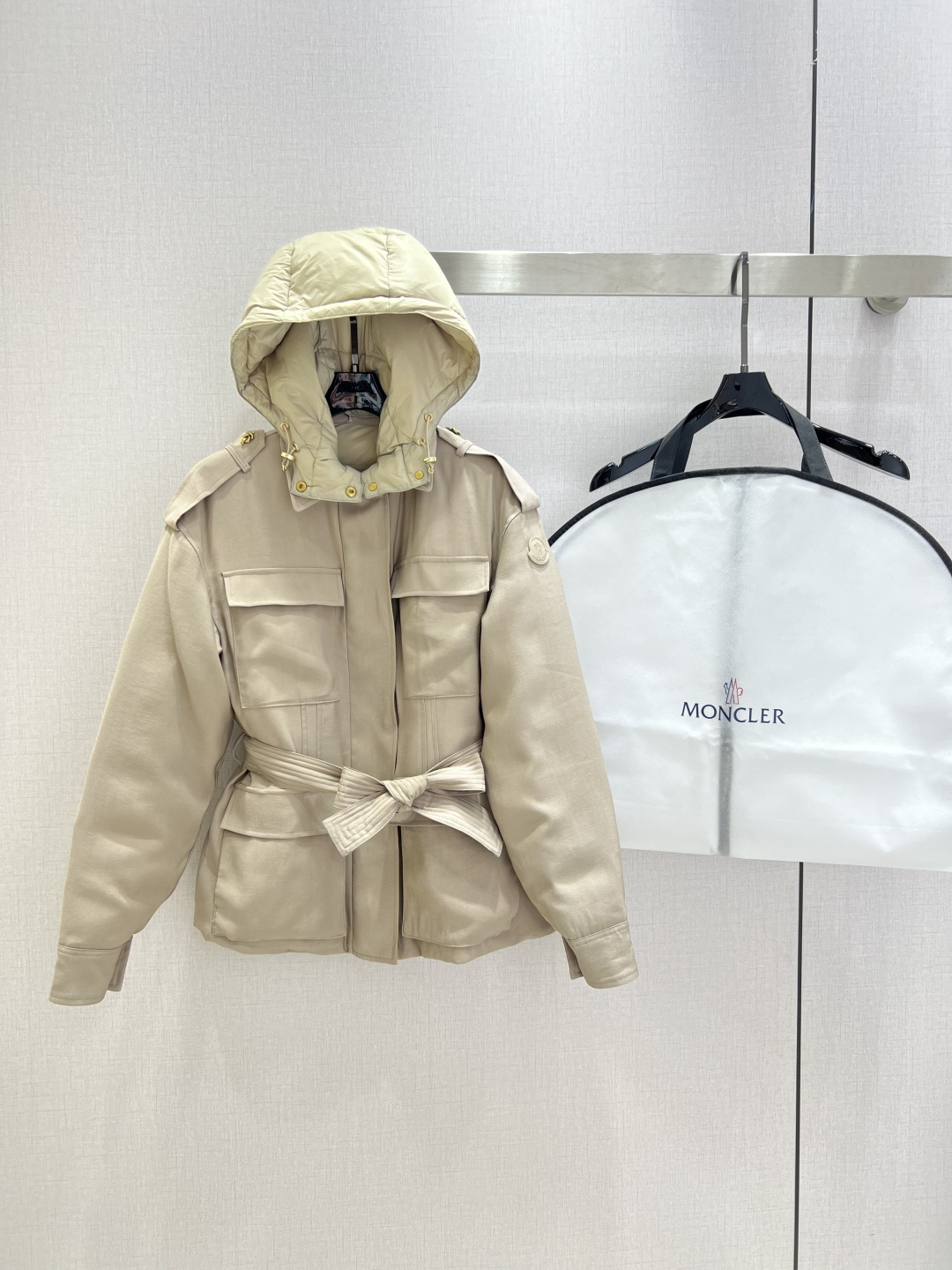 NO:505183,It is highly recommended to get a dust bag. MON*2025 early autumn new model. Two-piece down jacket with fake coat. The overall warmth effect is full. Regular down jacket is casual and fashionable, and the classic logo is perfectly embellished!  With dust bag, two colors 1234 sizes, high quality ABC,, jackets & coats, down jacket, alexander wang19860909配防尘袋强烈推荐 MON*2025早秋新款 假两件羽绒服外套 整体保暖效果拉满,常规款羽绒服 休闲时尚,经典logo完美点缀！配防尘袋 两个色 1234码 高品质ABC,,jackets & coats,down jacket,alexander wang,Women's clothing