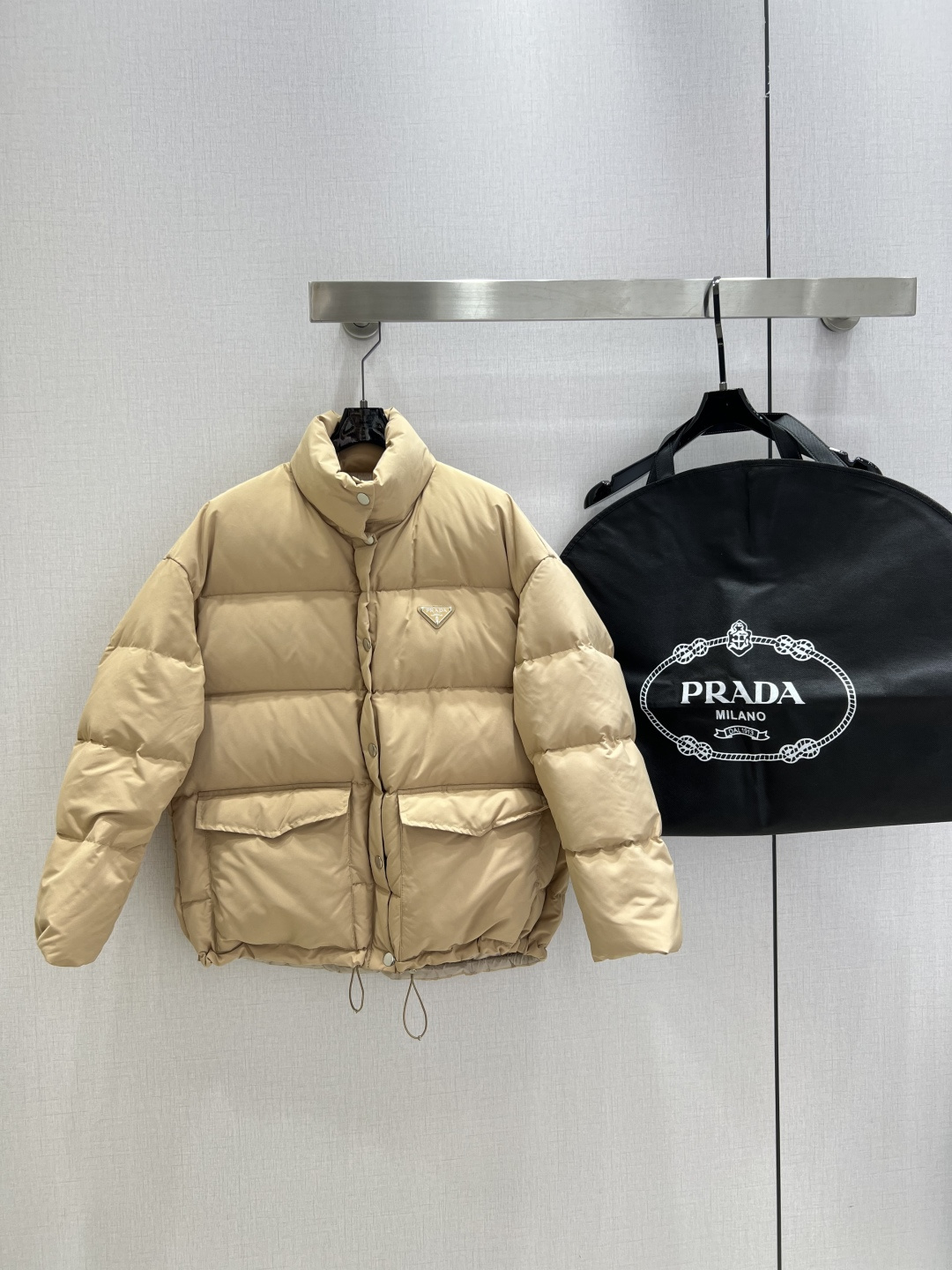 NO:505173,Highly recommended with dust bags PRA* 2025 early autumn new style down jacket long-sleeved jacket The overall warmth effect is full, the regular down jacket is casual and fashionable, and the classic logo is perfectly embellished!  With dust bag, one color SML code, high quality ABC, prada, jackets & coats, down jacket, alexander wang19860909配防尘袋强烈推荐 PRA*2025早秋新款 羽绒服长袖外套 整体保暖效果拉满,常规款羽绒服 休闲时髦 经典logo完美点缀！配防尘袋 一个色 SML码 高品质ABC,,prada,jackets & coats,down jacket,alexander wang,Women's clothing