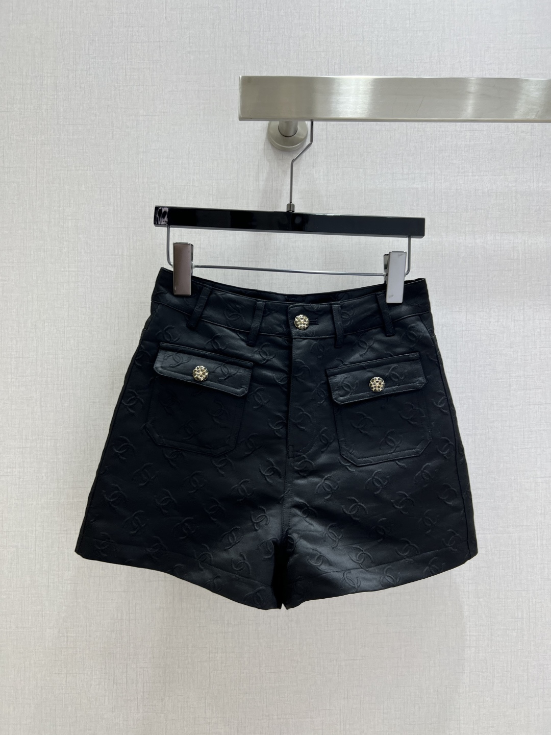 NO:506722,Highly recommended CHA* early autumn new style embossed pocket shorts series produced classic style I fell in love with it at first sight, the style design is very famous, the temperament of the upper body is immediately improved, customized buttons, the upper body looks great, the color is super white, one color SML code, high-quality ABC, shorts, alexander wang19860909强烈推荐 CHA*早秋新款 压花口袋短裤 系列出品 经典造型 一眼就爱上了,版型设计都很有名媛风 上身气质立马提升,定制纽扣,版型上身巨好看,颜色超显白 一个色 SML码 高品质ABC,,shorts,alexander wang,Women's clothing