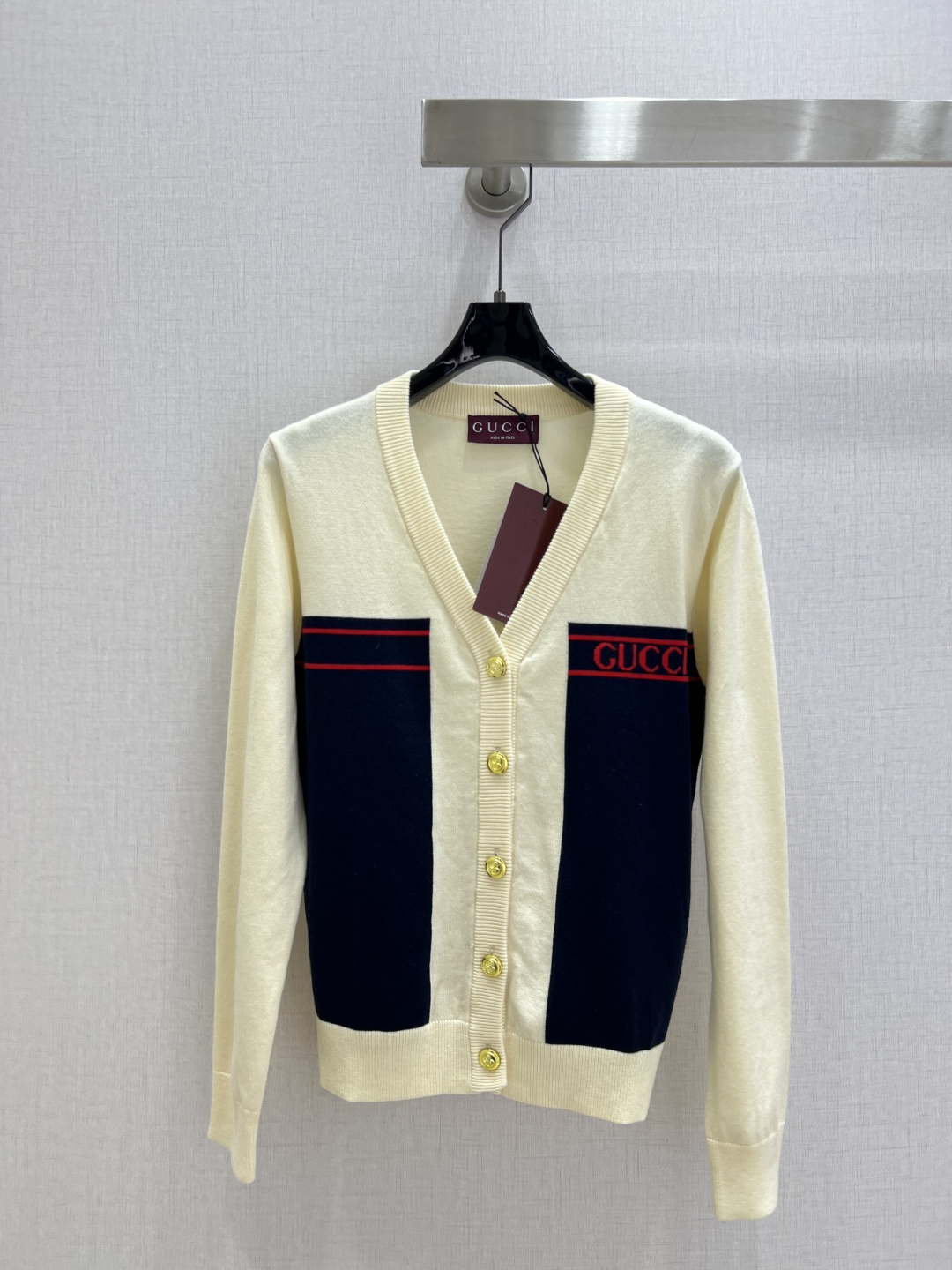 NO:506776,Highly recommended GUC* new style in early autumn, classic cardigan sweater jacket, wool texture, soft and soft. Classic age-reducing item!  The style is not picky about others and looks slim!  The perfect item that is a must-have for white and rich beauty. The texture is excellent and the workmanship is perfect!  Spot stock and grab big orders!  Two colors SML code high quality ABC, gucci, jackets & coats, sweaters, alexander wang19860909强烈推荐 GUC*早秋新款 经典开衫毛衣外套 羊毛 质感细腻软糯.经典减龄单品！版型不挑人上身巨显瘦！白富美必收的完美单品.质感超赞完美做工品质！现货开抢 大单子甩过来！两个色 SML码 高品质ABC,,gucci,jackets & coats,sweaters,alexander wang,Women's clothing