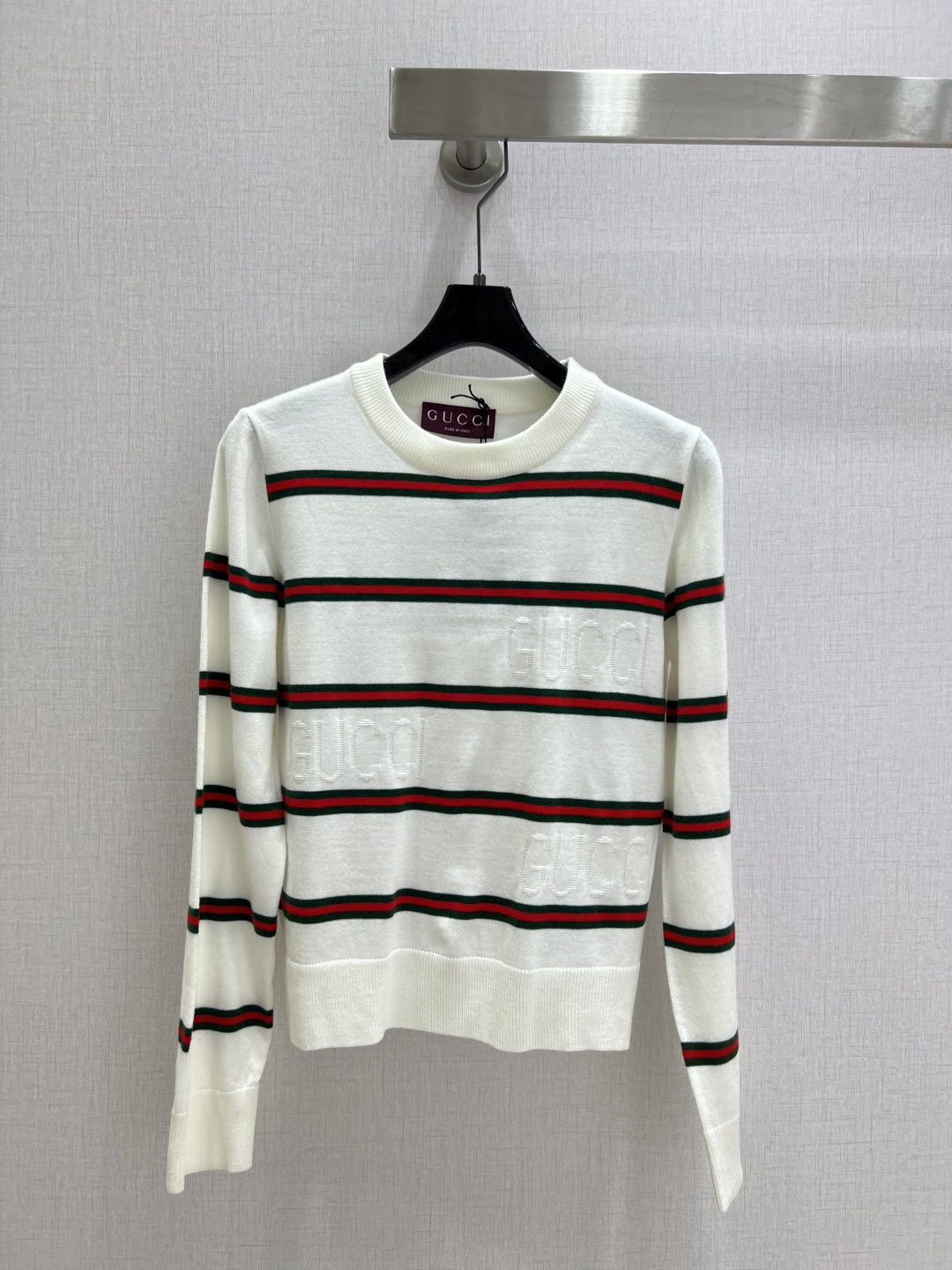 NO:506786,Highly recommended GUC* early autumn new style, classic striped long-sleeved sweater, wool, delicate and soft texture. Classic age-reducing item!  The style is not picky about others and looks slim!  The perfect item that is a must-have for white and rich beauty. The texture is excellent and the workmanship is perfect!  Spot stock and grab big orders!  Two colors SML code high quality ABC, gucci, sweaters, alexander wang19860909强烈推荐 GUC*早秋新款 经典条纹长袖毛衣 羊毛 质感细腻软糯.经典减龄单品！版型不挑人上身巨显瘦！白富美必收的完美单品.质感超赞完美做工品质！现货开抢 大单子甩过来！两个色 SML码 高品质ABC,,gucci,sweaters,alexander wang,Women's clothing