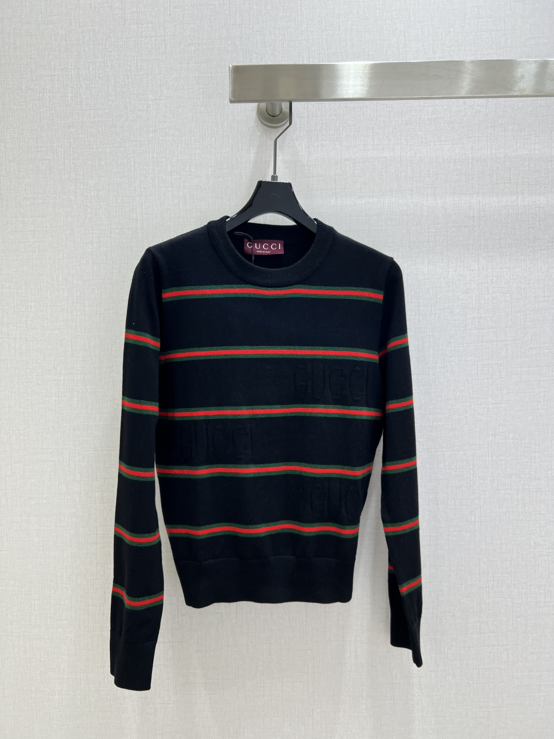 NO:506794,Highly recommended GUC* early autumn new style, classic striped long-sleeved sweater, wool, delicate and soft texture. Classic age-reducing item!  The style is not picky about others and looks slim!  The perfect item that is a must-have for white and rich beauty. The texture is excellent and the workmanship is perfect!  Spot stock and grab big orders!  Two colors SML code high quality ABC, gucci, sweaters, alexander wang19860909强烈推荐 GUC*早秋新款 经典条纹长袖毛衣 羊毛 质感细腻软糯.经典减龄单品！版型不挑人上身巨显瘦！白富美必收的完美单品.质感超赞完美做工品质！现货开抢 大单子甩过来！两个色 SML码 高品质ABC,,gucci,sweaters,alexander wang,Women's clothing