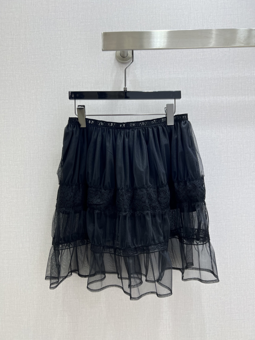 NO:506708,Highly recommended CHA* early autumn new style mesh lace skirt. Lace elements are really attractive to girls' eyes. The fabric is soft and three-dimensional. Light skin and breathable are your perfect partner on weekdays. Successful and gentle. Full of beautiful ritual. Light social aura is full of fairy-like translucent lace sleeves. Exudes dignified and charming feminine. The skirt is rippled and delicate pleated. Easy to control when paired with a jacket. One color. SML code. High-quality ABC, skirts, jackets & coats, alexander wang.19860909强烈推荐 CHA*早秋新款 网纱蕾丝半裙 蕾丝元素真的是非常能够吸引女生们的眼球 面料柔软立体 轻肤透气是你平日的绝佳搭档 干练温柔 充满美好的仪式感 轻社交气场十足仙逸半透明蕾丝袖加持 散发端庄妩媚女人味 裙摆涟漪式细腻压褶 随意搭配外套都轻松驾驭 一个色 SML码 高品质ABC,,skirts,jackets & coats,alexander wang,Women's clothing