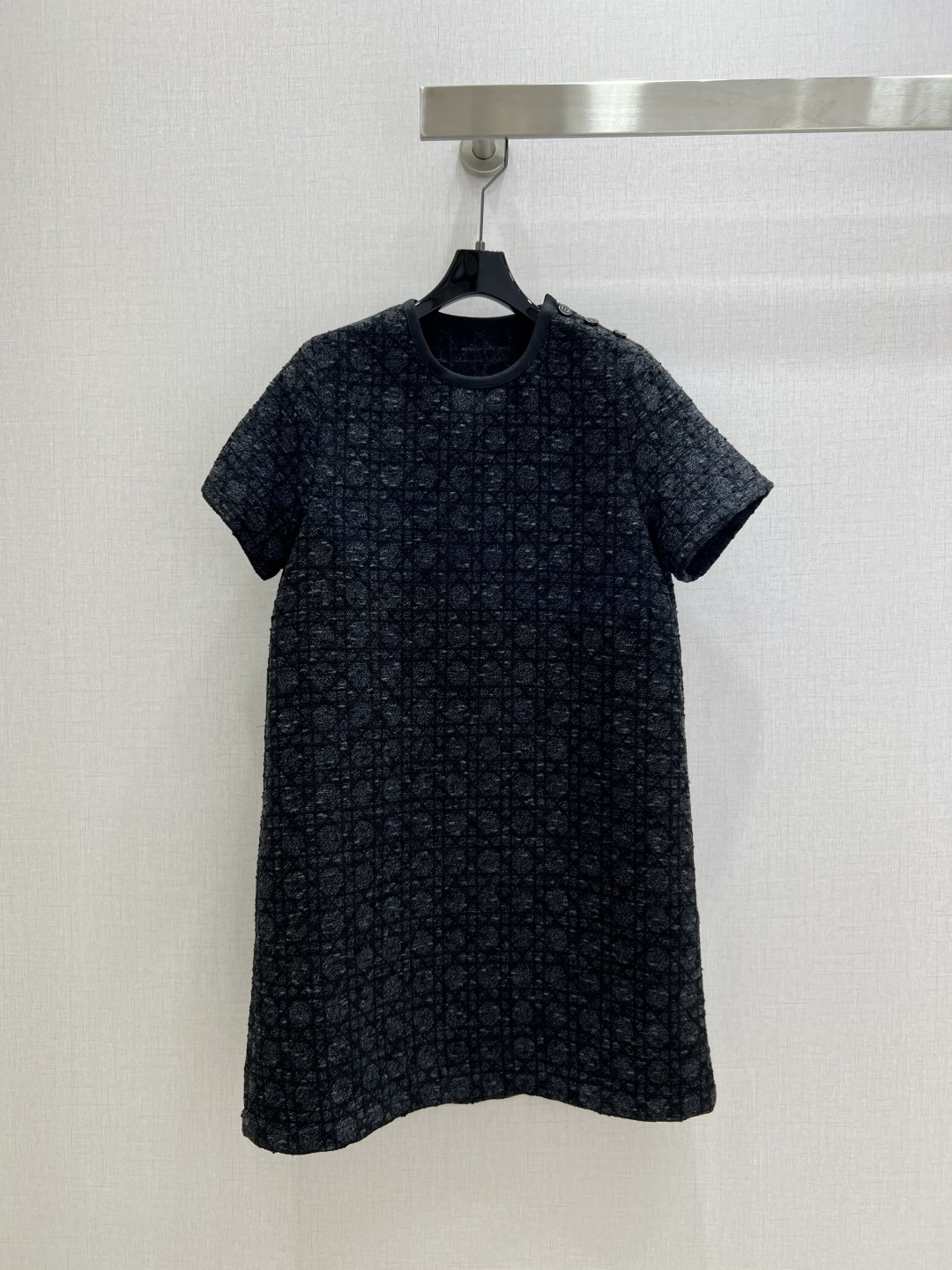 NO:506720,Highly recommended CHA* early autumn new style rattan plaid short-sleeved dress Reinterprets the classic oversized rattan plaid pattern to highlight the fashionable and soft style carefully crafted with cotton blended technology fabrics to highlight the black and white texture effects Match trapezoidal style to cover the flesh and make it look slimming. Easily create a delicate look when worn outside or layered outfits One color SML code High-quality AB,, skirts, T-shirt, alexander wang19860909强烈推荐 CHA*早秋新款 藤格纹短袖连衣裙 重新诠释经典的超大藤格纹图案 彰显时尚柔美的风格 采用棉感混纺科技面料精心制作 突显黑色和白色纹理效果 搭配梯形版型 遮肉显瘦 外穿或叠穿搭配都轻松打造精致造型 一个色 SML码 高品质AB,,skirts,T-shirt,alexander wang,Women's clothing