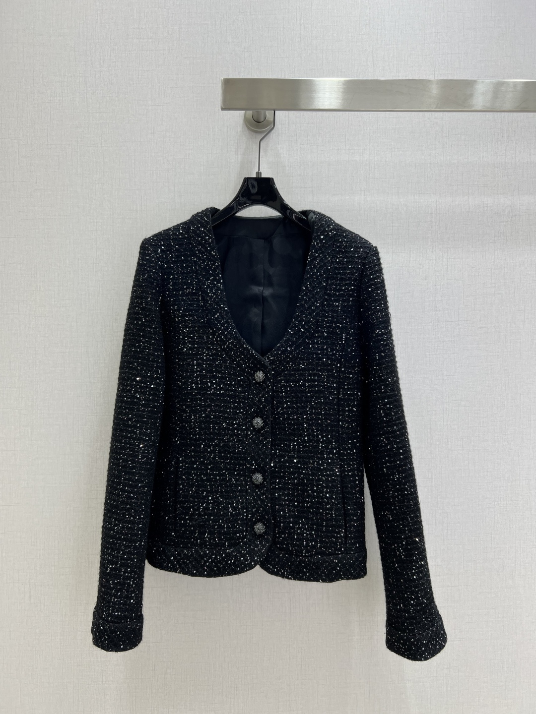 NO:506714,Highly recommended CHA* early autumn new style, sequin tweed jacket, high-end custom imported tweed fabric, large V-neck single-breasted double pocket design, custom diamond buckle embellishment, soft and delicate fabric, giving people a feeling of neat tailoring and fitting the body, with its own aura, full French atmosphere~ You can easily control it in daily commuting or attending parties, one color SML code, high-quality ABC,, jackets & coats, alexander wang19860909强烈推荐CHA*早秋新款 亮片粗花呢外套 高级定制进口粗花呢编织面料 大V领单排扣双口袋设计 定制钻扣点缀 面料柔软细腻 给人感觉剪裁利落又贴合身形 自带气场 法式氛围感拉满～ 日常通勤或出席聚会活动都能轻松驾驭 一个色 SML码 高品质ABC,,jackets & coats,alexander wang,Women's clothing