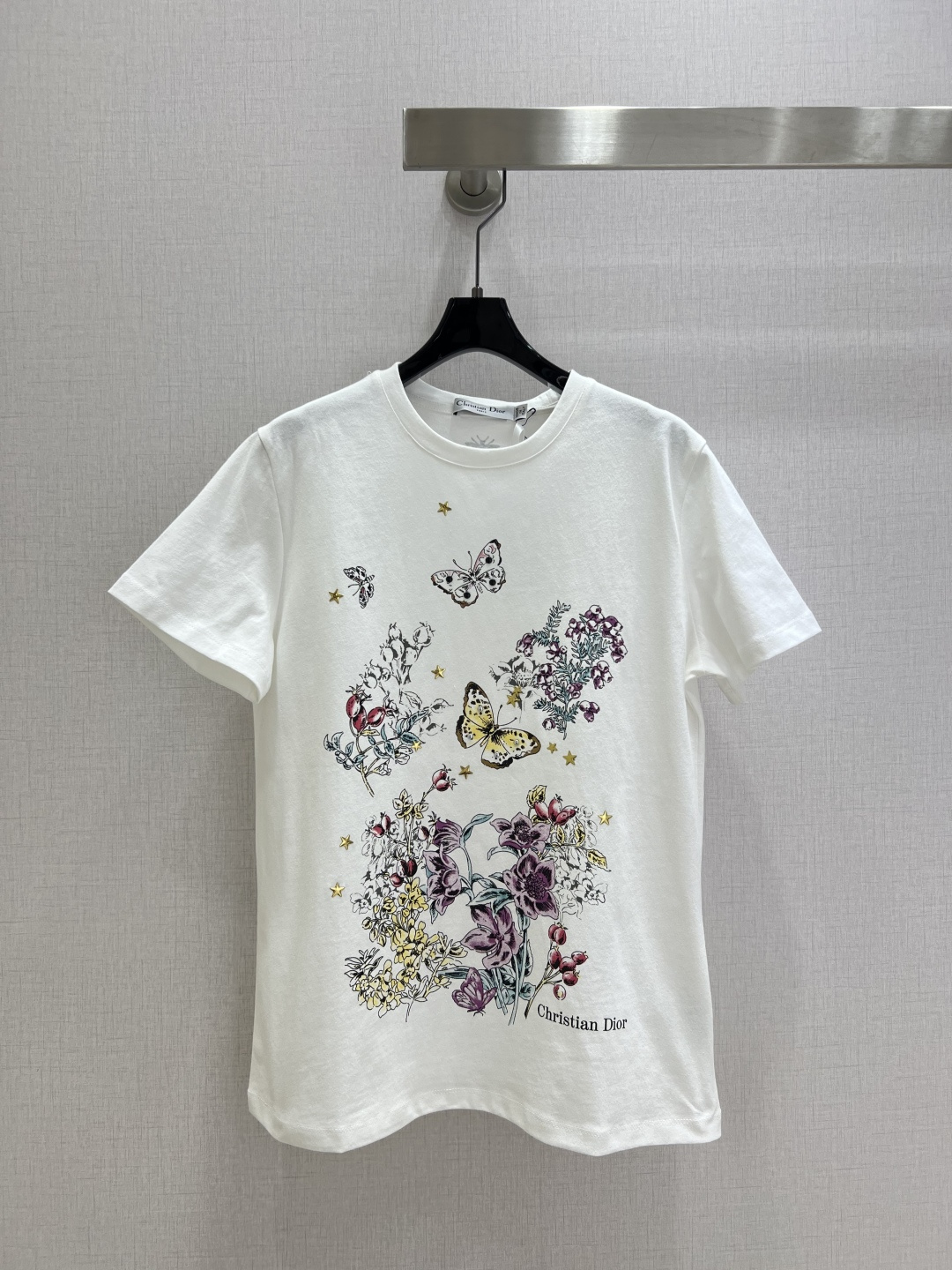 NO:506748,Highly recommended DIO* early autumn new round neck printed short-sleeved T-shirt custom YB twill cotton material, high-quality texture, soft and comfortable, regular short-sleeved T-shirt cut, made of gram-weight cotton, slightly elastic, giving a slimming visual effect. The large body is decorated with natural elements such as flowers, branches, leaves, butterflies, combined with three-dimensional gold five-pointed stars to form a rich and coordinated forest pattern, letters and logos embellish the hem side, the fairy style is unified and coordinated, the design feels full, and the inner wear is brilliant and fashionable. Customized surface accessories One color SML code High-quality ABC,,dior,T-shirt,tees,t-shirt,alexander wang19860909强烈推荐 DIO*早秋新款 圆领印花短袖T恤 定制YB斜纹全棉材质,质感高级,柔软舒适,常规短袖T恤裁剪,采用克重全棉制成,略带有弹力,呈现显瘦视觉效果.大身以花朵枝叶蝴蝶等自然元素装饰,配合立体金色五角星,组合成丰富协调的森系图案,字母徽标点缀下摆一侧,仙气风格统一协调,设计感拉满,单穿内搭都出彩时髦.定制面辅料 一个色 SML码 高品质ABC,,dior,T-shirt,tees，t-shirt,alexander wang,Women's clothing