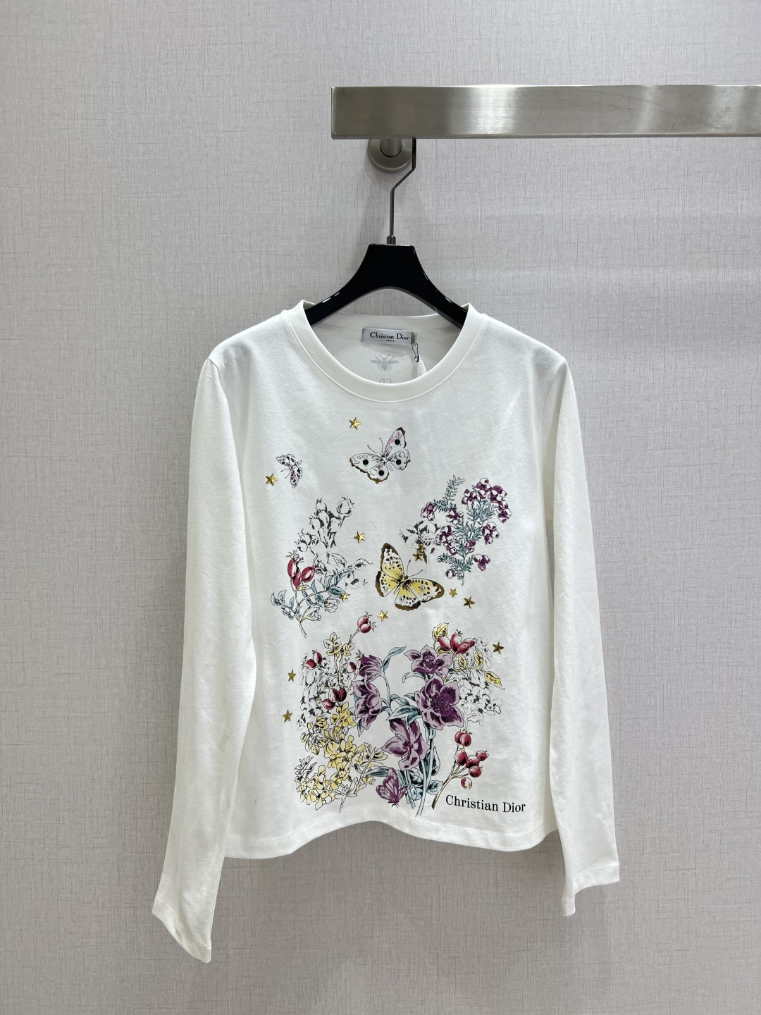 NO:506785,Highly recommended DIO* early autumn new round neck printed long-sleeved top Custom YB twill cotton material, high-quality texture, soft and comfortable, regular long-sleeved top cut, made of gram-weight cotton, slightly elastic, giving a slimming visual effect. The large body is decorated with natural elements such as flowers, branches, leaves, butterflies, combined with three-dimensional gold five-pointed stars to form a rich and coordinated forest pattern, letters and logos embellish the hem side, the fairy style is unified and coordinated, the design feels full, and the inner wear is brilliant and fashionable. Customized surface accessories One color SML code High-quality ABC,,dior,alexander wang19860909强烈推荐 DIO*早秋新款 圆领印花长袖上衣 定制YB斜纹全棉材质,质感高级,柔软舒适,常规长袖上衣裁剪,采用克重全棉制成,略带有弹力,呈现显瘦视觉效果.大身以花朵枝叶蝴蝶等自然元素装饰,配合立体金色五角星,组合成丰富协调的森系图案,字母徽标点缀下摆一侧,仙气风格统一协调,设计感拉满,单穿内搭都出彩时髦.定制面辅料 一个色 SML码 高品质ABC,,dior,alexander wang,Women's clothing