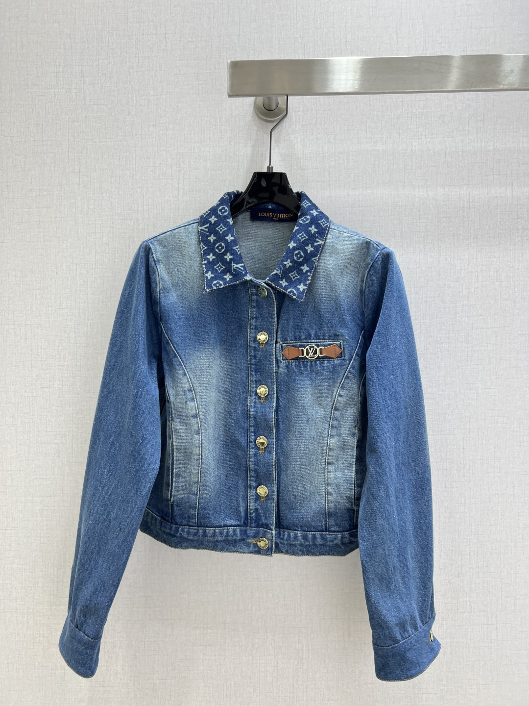 NO:506787,Highly recommended LV* early autumn new model, lapel denim long-sleeved jacket, high-end product~ Super fashionable new denim jeans, fermented and washed individual tone, cool and cool, custom-made high-quality twill cotton-washed denim fabric, with delicate texture and natural cotton, with both bone-skinned and soft, fermented and washed colors that are not picky about people, super beautiful!  The details are super good, new products are unboxed and bought in stock. One color SML code. High-quality ABC, louis vuitton, jackets & coats, alexander wang19860909强烈推荐 LV*早秋新款 翻领牛仔长袖外套 高版出品~超时髦新款丹宁牛仔 酵洗个性色调上身又酷又飒爽 采用定制高品质斜纹棉质水洗牛仔面料,纹理细腻,棉感自然,既有筋骨感又不失柔软,酵洗色不挑人的经典色,超级漂亮！细节做工超级好,新品现货开箱开抢 一个色 SML码 高品质ABC,,louis vuitton,jackets & coats,alexander wang,Women's clothing