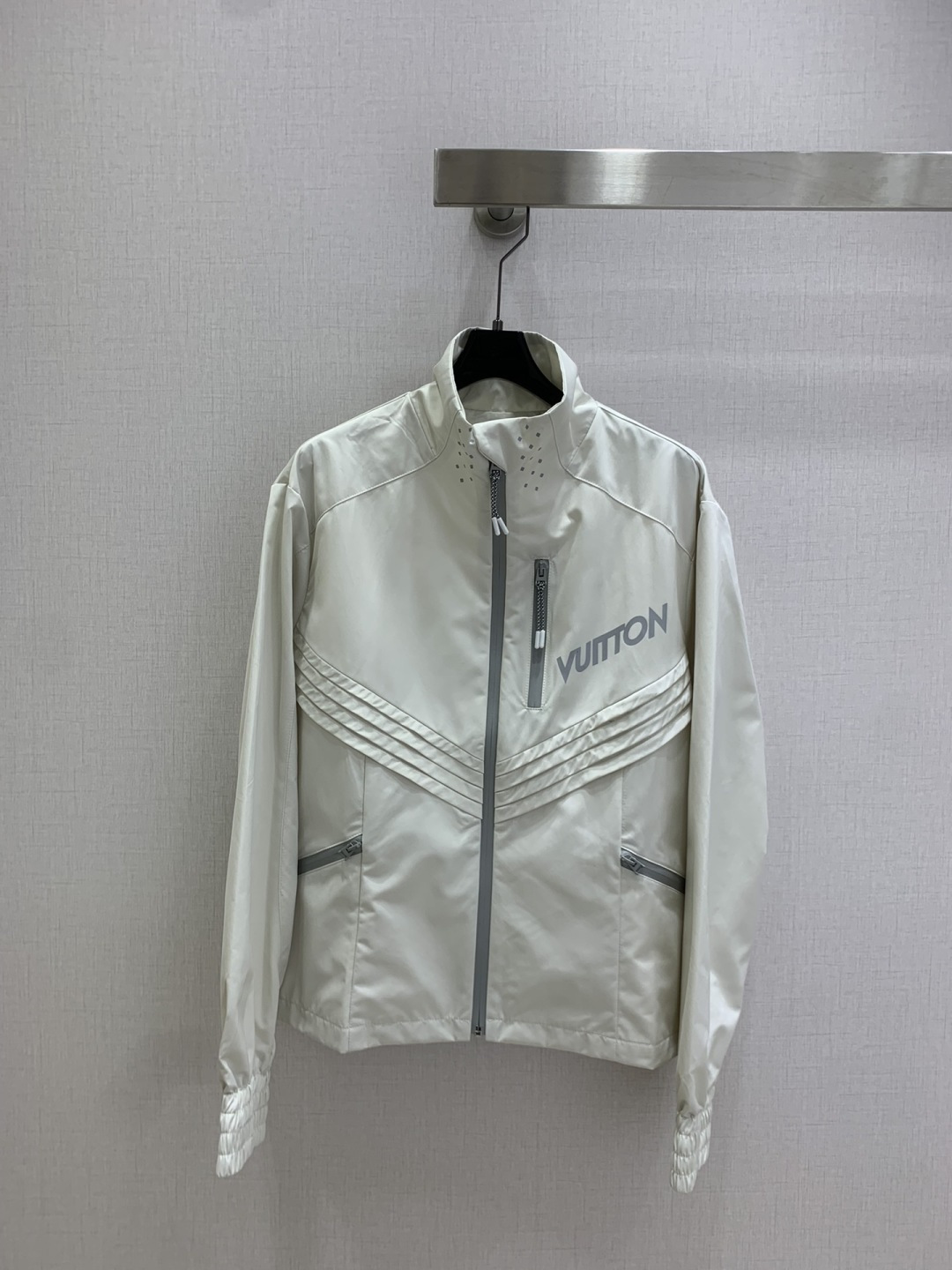 NO:507676,Highly recommended LV*2025 early autumn new style, stand-up collar zipper jacket, full of fashion, high-end custom V-family logo, awesome style, casual and free!  The color is beautiful and the texture is good!  Retro and fashionable Two colors SML code High quality ABC, louis vuitton, jackets & coats,alexander wang19860909强烈推荐 LV*2025早秋新款 立领拉链冲锋衣外套 时髦度爆棚 高级定制V家专属Logo 绝绝子的版型 随性洒脱！不旦颜色美,质感也敲好！复古又时尚 两个色 SML码 高品质ABC,,louis vuitton,jackets & coats,alexander wang,Women's clothing