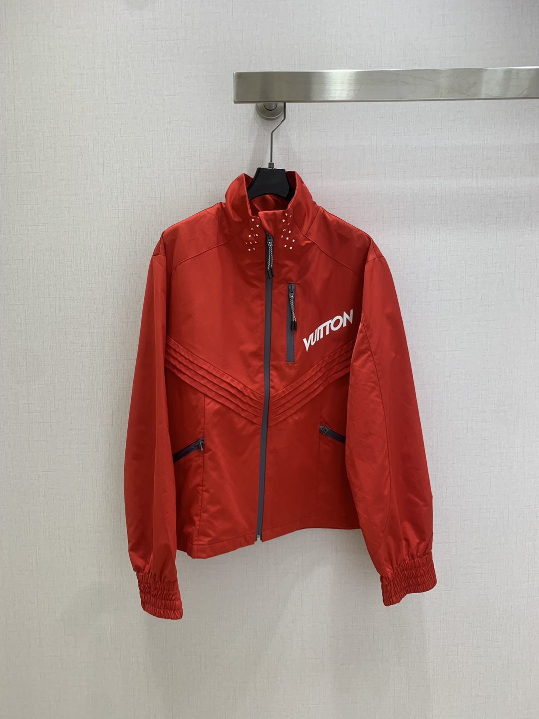 NO:507684,Highly recommended LV*2025 early autumn new style, stand-up collar zipper jacket, full of fashion, high-end custom V-family logo, awesome style, casual and free!  The color is beautiful and the texture is good!  Retro and fashionable Two colors SML code High quality ABC, louis vuitton, jackets & coats,alexander wang19860909强烈推荐 LV*2025早秋新款 立领拉链冲锋衣外套 时髦度爆棚 高级定制V家专属Logo 绝绝子的版型 随性洒脱！不旦颜色美,质感也敲好！复古又时尚 两个色 SML码 高品质ABC,,louis vuitton,jackets & coats,alexander wang,Women's clothing