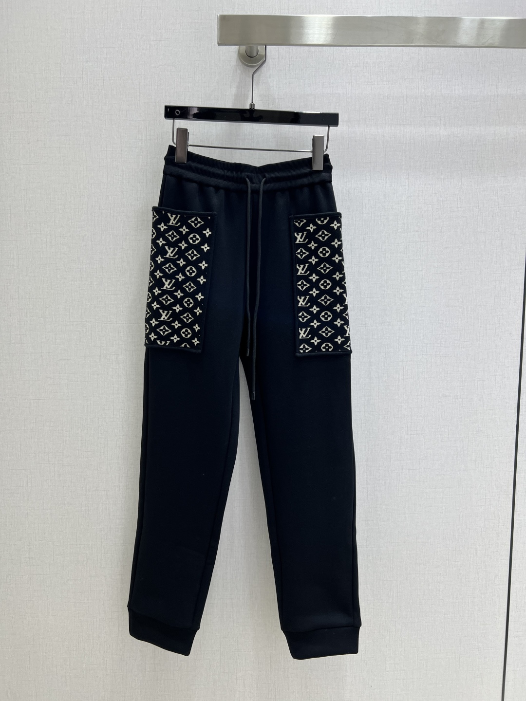 NO:507692,Highly recommended LV*2025 early autumn new style, spliced ​​printed bouquet trousers, fashionable and easy-to-wear walking casual pants, versatile style, high-end customization, comfortable fabric, casual and free!  The color is beautiful and the texture is good!  Retro and fashionable, you can control all kinds of figures!  Two colors SMLXL code high quality ABC, louis vuitton,alexander wang19860909强烈推荐 LV*2025早秋新款 拼接印花束脚长裤 时髦好穿度爆棚的行走的休闲裤 风格百搭 高级定制 舒适的面料 随性洒脱！不旦颜色美,质感也敲好！复古又时尚 各种身材都可以驾驭！两个色 SMLXL码 高品质ABC,,louis vuitton,alexander wang,Women's clothing