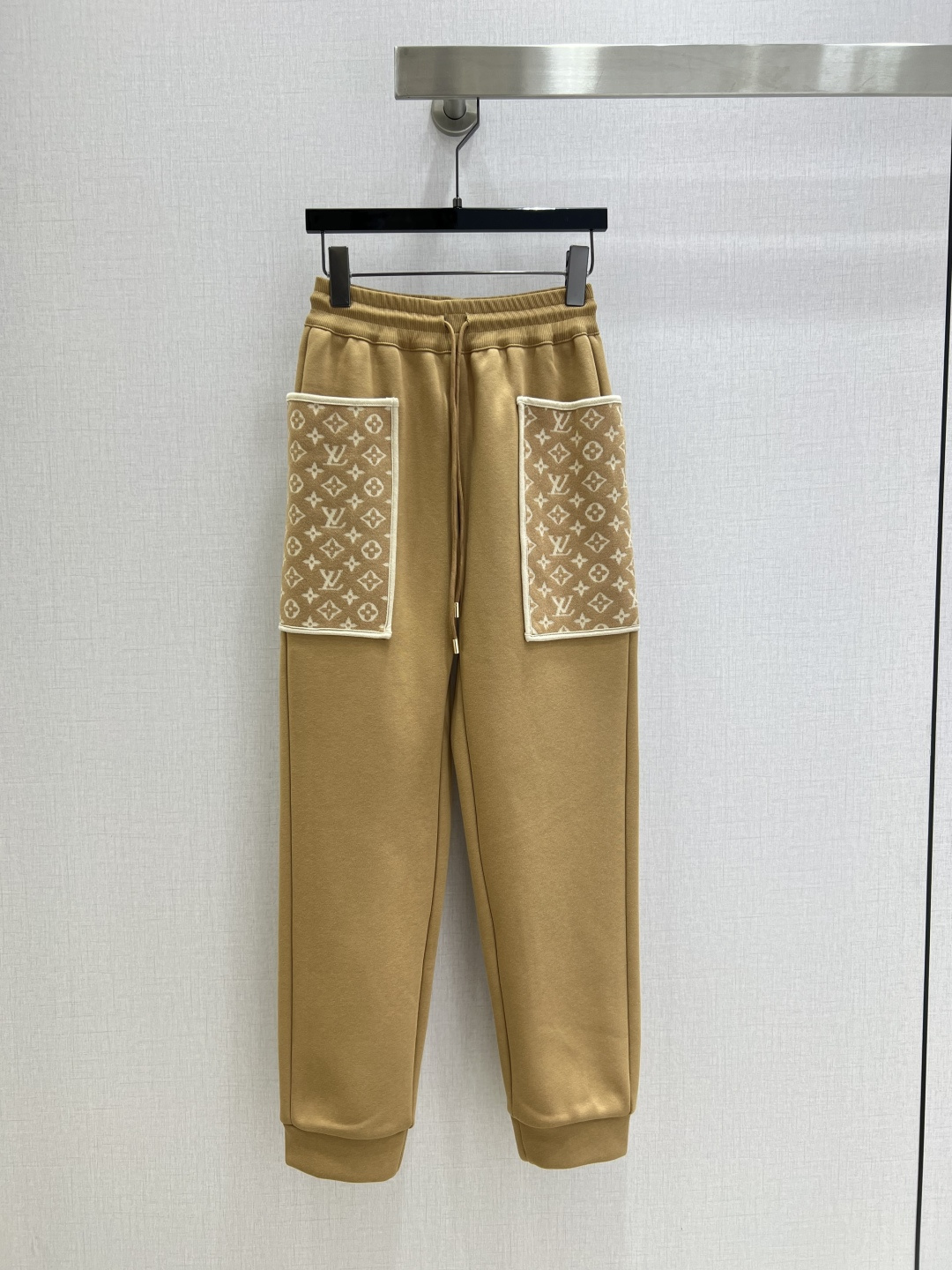 NO:507702,Highly recommended LV*2025 early autumn new style, spliced ​​printed bouquet trousers, fashionable and easy-to-wear walking casual pants, versatile style, high-end customization, comfortable fabric, casual and free!  The color is beautiful and the texture is good!  Retro and fashionable, you can control all kinds of figures!  Two colors SMLXL code high quality ABC, louis vuitton,alexander wang19860909强烈推荐 LV*2025早秋新款 拼接印花束脚长裤 时髦好穿度爆棚的行走的休闲裤 风格百搭 高级定制 舒适的面料 随性洒脱！不旦颜色美,质感也敲好！复古又时尚 各种身材都可以驾驭！两个色 SMLXL码 高品质ABC,,louis vuitton,alexander wang,Women's clothing