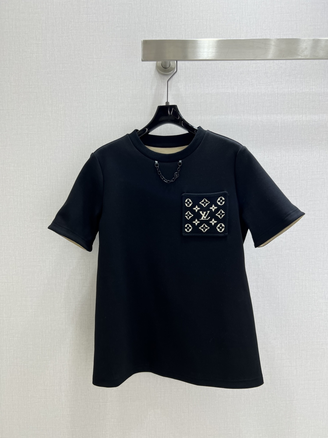 NO:507706,Highly recommended LV*2025 early autumn new model, pocket printed chain short-sleeved T-shirt, very high density and excellent feel. It is a really hard work style!  !  The details are perfect for regular style!  The upper body is not picky at all and is simple and generous, instantly improving temperament. Recommended hot products, two colors SMLXL code, high-quality ABC,,louis vuitton,T-shirt,tees,t-shirt,alexander wang19860909强烈推荐 LV*2025早秋新款 口袋印花链条短袖T恤 密度很高手感超好 真的费劲心血的一款！！细节完美常规版型！上身完全不挑人简单大方,瞬间提升气质 爆款推荐,两个色 SMLXL码 高品质ABC,,louis vuitton,T-shirt,tees，t-shirt,alexander wang,Women's clothing