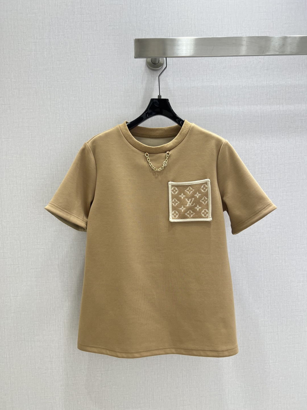 NO:507710,Highly recommended LV*2025 early autumn new model, pocket printed chain short-sleeved T-shirt, very high density and excellent feel. It is a really hard work style!  !  The details are perfect for regular style!  The upper body is not picky at all and is simple and generous, instantly improving temperament. Recommended hot products, two colors SMLXL code, high-quality ABC,,louis vuitton,T-shirt,tees,t-shirt,alexander wang19860909强烈推荐 LV*2025早秋新款 口袋印花链条短袖T恤 密度很高手感超好 真的费劲心血的一款！！细节完美常规版型！上身完全不挑人简单大方,瞬间提升气质 爆款推荐,两个色 SMLXL码 高品质ABC,,louis vuitton,T-shirt,tees，t-shirt,alexander wang,Women's clothing