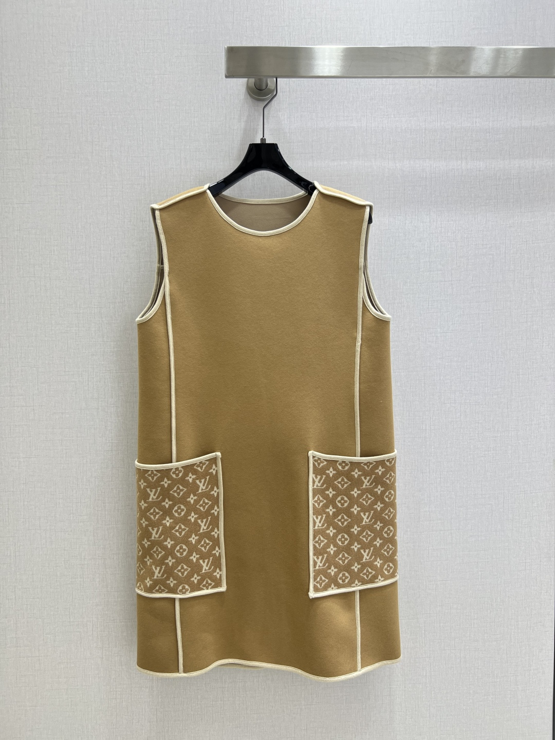 NO:507733,Highly recommended LV*2025 early autumn new style, cuffless pocket printed dress, classic and stylish, with its own aura, the fabric texture is very stylish, fashionable and high-end, the color is super positive, the upper body looks white and slim, the series with a cool and handsome feeling, the upper body is full of aura, the length is just right, easy to control, two colors, SMLXL code, high-quality ABC,,louis vuitton, skirts,alexander wang19860909强烈推荐 LV*2025早秋新款 无袖口袋印花连衣裙 经典又有型 自带气场 面料质感很奈斯 时髦又高级 颜色超级正 上身显白又显瘦 自带酷帅感的系列 走路都带风上身气场全开 长度恰到好处 轻松驾驭 两个色 SMLXL码 高品质ABC,,louis vuitton,skirts,alexander wang,Women's clothing