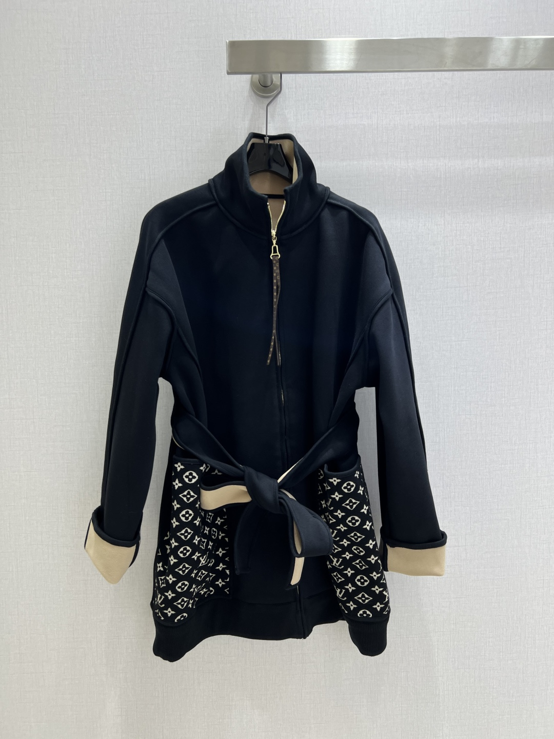 NO:507722,Highly recommended LV*2025 early autumn new style, stand-up collar zipper belt jacket, classic and stylish, with its own aura, the fabric texture is very stylish, fashionable and high-end, the color is super positive, the upper body looks white and slim, the series with a cool and handsome feeling, the upper body is full of aura, the length is just right, easy to control, two colors, SMLXL code, high-quality ABC,,louis vuitton, jackets & coats,alexander wang19860909强烈推荐 LV*2025早秋新款 立领拉链腰带外套 经典又有型 自带气场 面料质感很奈斯 时髦又高级 颜色超级正 上身显白又显瘦 自带酷帅感的系列 走路都带风上身气场全开 长度恰到好处 轻松驾驭 两个色 SMLXL码 高品质ABC,,louis vuitton,jackets & coats,alexander wang,Women's clothing