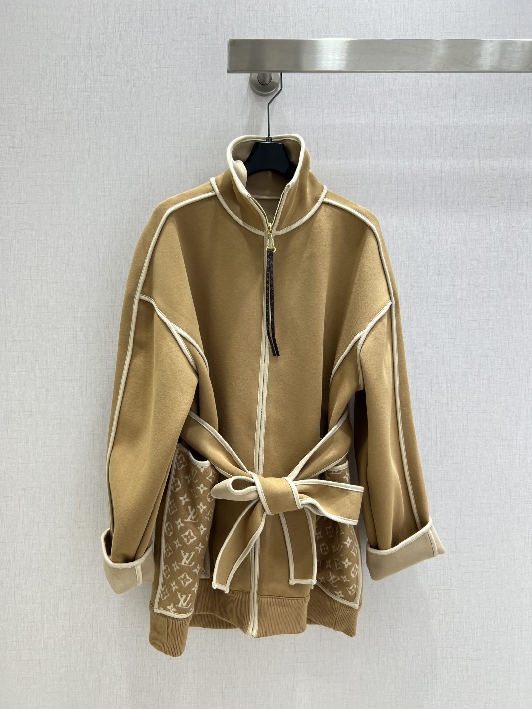 NO:507728,Highly recommended LV*2025 early autumn new style, stand-up collar zipper belt jacket, classic and stylish, with its own aura, the fabric texture is very stylish, fashionable and high-end, the color is super positive, the upper body looks white and slim, the series with a cool and handsome feeling, the upper body is full of aura, the length is just right, easy to control, two colors, SMLXL code, high-quality ABC,,louis vuitton, jackets & coats,alexander wang19860909强烈推荐 LV*2025早秋新款 立领拉链腰带外套 经典又有型 自带气场 面料质感很奈斯 时髦又高级 颜色超级正 上身显白又显瘦 自带酷帅感的系列 走路都带风上身气场全开 长度恰到好处 轻松驾驭 两个色 SMLXL码 高品质ABC,,louis vuitton,jackets & coats,alexander wang,Women's clothing