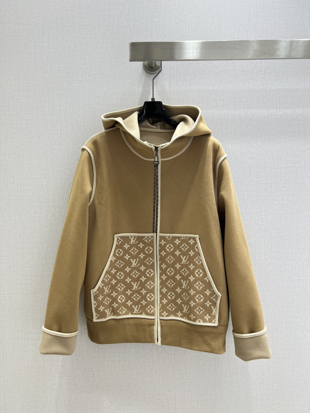 NO:507719,Highly recommended LV*2025 early autumn new model hooded pocket printed jacket classic and stylish with aura The fabric is very textured and fashionable and high-end. The color is super positive. The upper body looks white and slim. The series with a cool and handsome feeling. The upper body is full of aura. The length is just right. Easy to control. Two colors SMLXL code. High-quality ABC,,louis vuitton,jackets & coats,hats,alexander wang19860909强烈推荐 LV*2025早秋新款 连帽口袋印花外套 经典又有型 自带气场 面料质感很奈斯 时髦又高级 颜色超级正 上身显白又显瘦 自带酷帅感的系列 走路都带风上身气场全开 长度恰到好处 轻松驾驭 两个色 SMLXL码 高品质ABC,,louis vuitton,jackets & coats,hats,alexander wang,Women's clothing