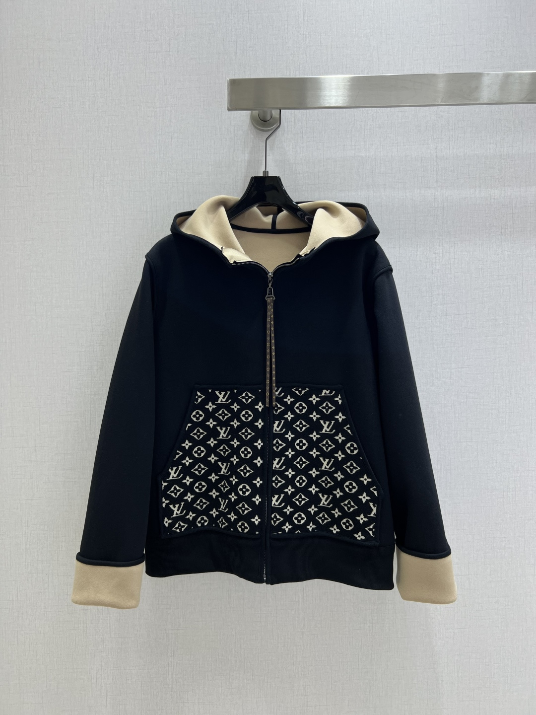 NO:507713,Highly recommended LV*2025 early autumn new model hooded pocket printed jacket classic and stylish with aura The fabric is very textured and fashionable and high-end. The color is super positive. The upper body looks white and slim. The series with a cool and handsome feeling. The upper body is full of aura. The length is just right. Easy to control. Two colors SMLXL code. High-quality ABC,,louis vuitton,jackets & coats,hats,alexander wang19860909强烈推荐 LV*2025早秋新款 连帽口袋印花外套 经典又有型 自带气场 面料质感很奈斯 时髦又高级 颜色超级正 上身显白又显瘦 自带酷帅感的系列 走路都带风上身气场全开 长度恰到好处 轻松驾驭 两个色 SMLXL码 高品质ABC,,louis vuitton,jackets & coats,hats,alexander wang,Women's clothing