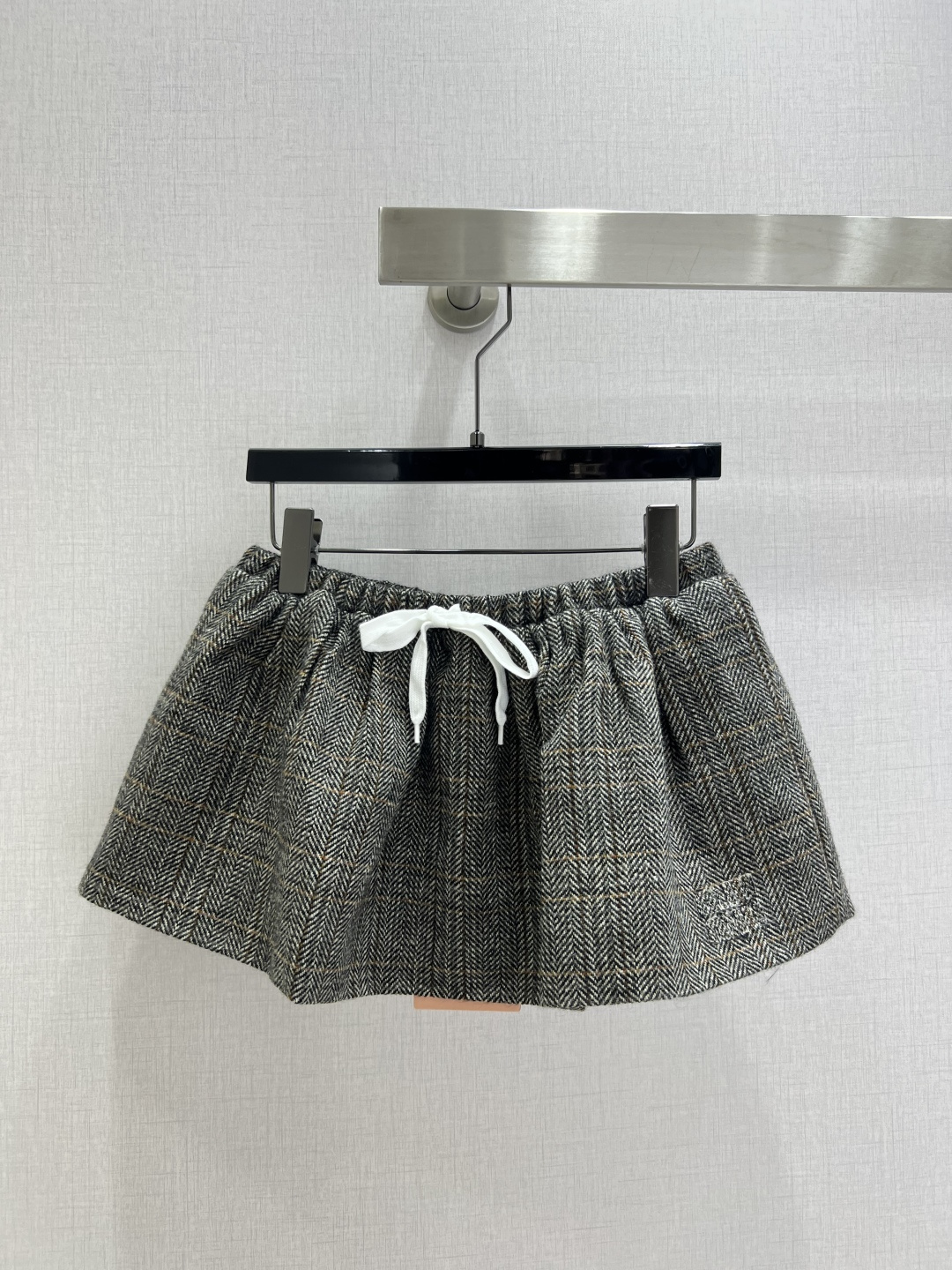 NO:517724,Highly recommended MIU*2025 early autumn new style plaid drawstring skirt Customized YB 100% initial cut imitation wool material, high-quality texture, smooth and comfortable, elastic high-waist drawstring miniskirt style, full of plaid throughout the body, simple and fashionable, three-dimensional letter logo illuminated design of the skirt hem, easily showing the style. The miniskirt body makes the body look slim and long legs, and the outfit is fashionable. One color SML code High-quality ABC,,miumiu, skirts,alexander wang19860909强烈推荐 MIU*2025早秋新款 格纹抽绳半裙 定制YB百分百初剪精仿羊毛材质,质感高级,垂顺舒适,弹力高腰抽绳超短裙版型,通体格纹满铺,简约时尚,裙摆立体字母徽标点亮设计,轻松彰显风范格调.超短裙身显瘦超显腿长,穿搭减龄时髦.一个色 SML码 高品质ABC,,miumiu,skirts,alexander wang,Women's clothing