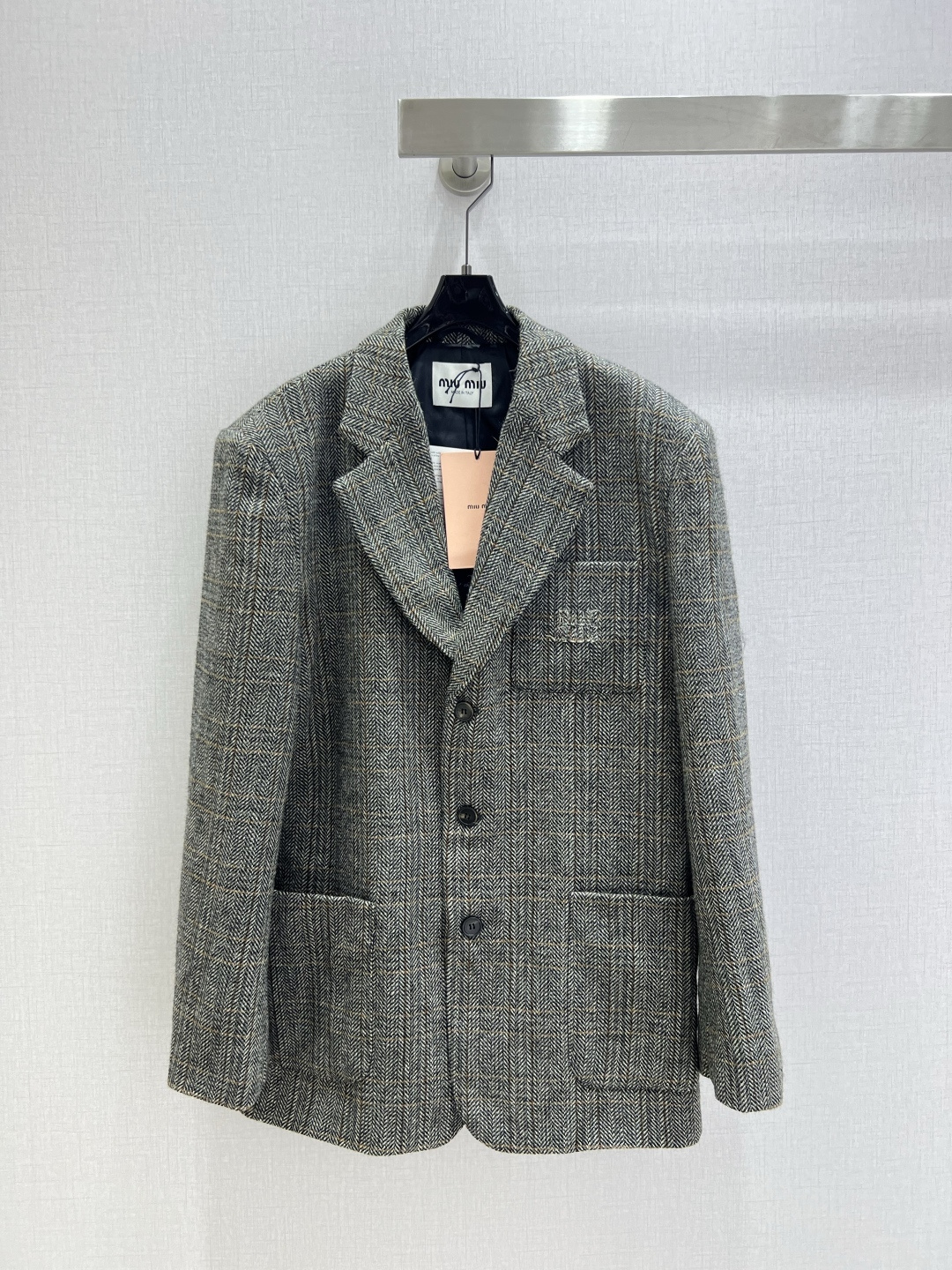 NO:517733,Highly recommended MIU*2025 early autumn new style lapel plaid pocket suit jacket Customized YB imported worsted wool material, texture is shiny, stronger draping, high-quality wool appearance, lapel front shoulder suit style, full of gray plaid, and flip pocket, showing the British literary and artistic tone. The letter logo on the chest highlights the design and style. Three-dimensional cut makes the outfit more inclusive, not picking on the body and stylish, and layering it into a fashionable and fashionable dressing style. Customized surface accessories One color SML code High-quality ABC,,miumiu, jackets & coats,business suit,alexander wang19860909强烈推荐 MIU*2025早秋新款 翻领格纹口袋西装外套 定制YB进口精纺羊毛材质,质感光泽,垂感更强,毛呢品相高级,翻领正肩西装版型,通体灰色系格纹满铺,配合翻盖口袋,尽显英伦文艺腔调.胸口字母徽标凸显设计感更显格调.立体裁剪,让穿搭更加包容,不挑身材洋气松弛,叠穿出时髦流行穿搭风格.定制面辅料 一个色 SML码 高品质ABC,,miumiu,jackets & coats,business suit,alexander wang,Women's clothing