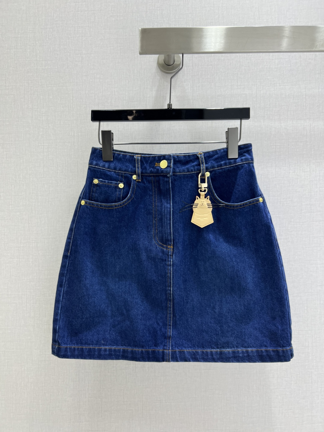 NO:517727,Highly recommended LV* 2025 early autumn new denim skirt high-end production~ Super fashionable new denim denim fermented wash personalized tone, cool and cool. Customized high-quality twill cotton-washed denim fabric, with delicate texture and natural cotton, with both bone-skinned and soft, and the fermented wash is not picky about the classic color, super beautiful!  The details are super good, new products are unboxed and bought in stock. One color SMLXL code. High-quality ABC, louis vuitton, skirts, alexander wang19860909强烈推荐 LV*2025早秋新款 牛仔半裙 高版出品~超时髦新款丹宁牛仔 酵洗个性色调上身又酷又飒爽 采用定制高品质斜纹棉质水洗牛仔面料,纹理细腻,棉感自然,既有筋骨感又不失柔软,酵洗色不挑人的经典色,超级漂亮！细节做工超级好,新品现货开箱开抢 一个色 SMLXL码 高品质ABC,,louis vuitton,skirts,alexander wang,Women's clothing