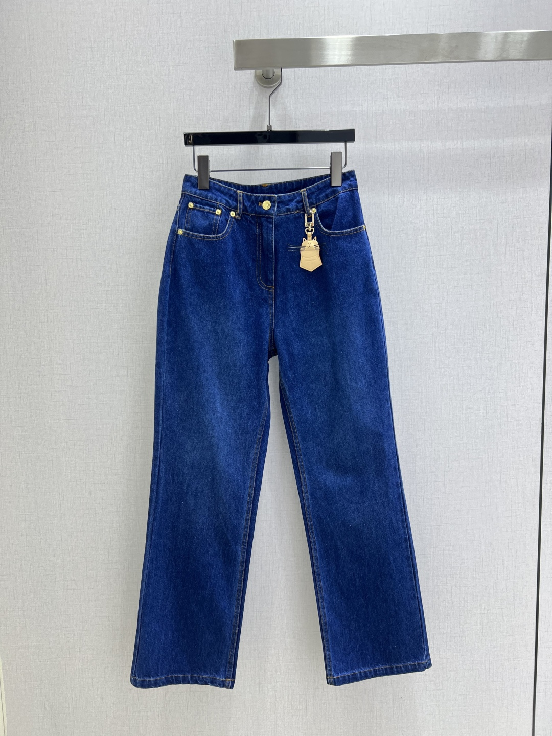 NO:517719,Highly recommended LV* 2025 early autumn new style denim straight trousers high-end production~ Super fashionable new denim jeans. The fermented wash is unique to the upper body and is cool and cool. It uses customized high-quality twill cotton-washed denim fabric, with delicate texture and natural cotton feel, which has both bone-skinned and softness. The fermented wash is not picky about the classic color, which is super beautiful!  The details are super good, new products are unboxed and bought in stock. One color SMLXL code. High-quality ABC, louis vuitton, alexander wang19860909强烈推荐 LV*2025早秋新款 牛仔直筒长裤 高版出品~超时髦新款丹宁牛仔 酵洗个性色调上身又酷又飒爽 采用定制高品质斜纹棉质水洗牛仔面料,纹理细腻,棉感自然,既有筋骨感又不失柔软,酵洗色不挑人的经典色,超级漂亮！细节做工超级好,新品现货开箱开抢 一个色 SMLXL码 高品质ABC,,louis vuitton,alexander wang,Women's clothing