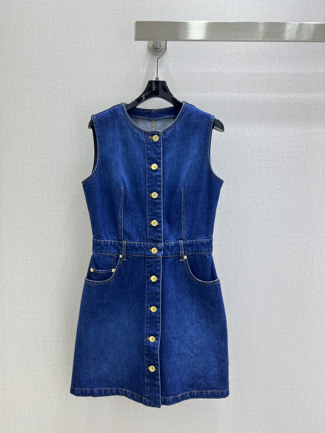 NO:517735,Highly recommended LV*2025 early autumn new style, sleeveless denim dress, high-end product~ Super fashionable new denim denim, fermented wash, personalized tone, cool and cool, custom-made high-quality twill cotton-washed denim fabric, with delicate texture and natural cotton, with both bone-skinned and soft, and fermented wash color is not picky about people, super beautiful!  The details are super good, new products are unboxed and bought in stock. One color SMLXL code. High-quality ABC, louis vuitton, skirts, alexander wang19860909强烈推荐 LV*2025早秋新款 无袖牛仔连衣裙 高版出品~超时髦新款丹宁牛仔 酵洗个性色调上身又酷又飒爽 采用定制高品质斜纹棉质水洗牛仔面料,纹理细腻,棉感自然,既有筋骨感又不失柔软,酵洗色不挑人的经典色,超级漂亮！细节做工超级好,新品现货开箱开抢 一个色 SMLXL码 高品质ABC,,louis vuitton,skirts,alexander wang,Women's clothing