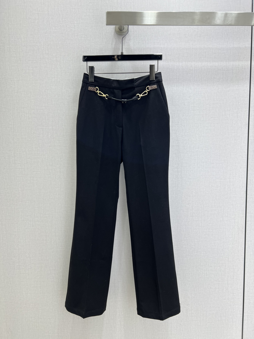 NO:517699,Highly recommended LV*2025 early autumn new style, chain west straight trousers, 10 wool, simple and atmospheric trousers, very high-end imported texture, carefully look at the details, the color is super straight and the upper body is very cool, clean and elegant, improve temperament~~ completely according to the level of high-quality ready-to-wear, you can't help but love it. Temperament MM must be included in one color SMLXL code, high-quality ABC,,louis vuitton,alexander wang19860909强烈推荐 LV*2025早秋新款 链条西直筒长裤 含10羊毛 简洁大气的西裤 非常高级的进口质地 仔细看细节 颜色超正上身非常飒爽 干净有品 提气质~~完全按照高定成衣水准 无法不爱 气质MM必入 一个色 SMLXL码 高品质ABC,,louis vuitton,alexander wang,Women's clothing