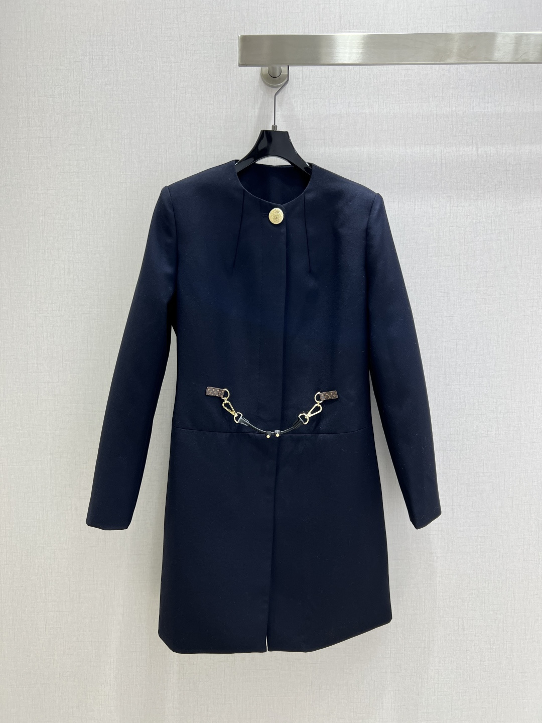 NO:517709,Highly recommended LV*2025 early autumn new round neck coat long-sleeved jacket containing 15 wool simple and atmospheric suit set Very high-end imported texture Look carefully at the details The color is super straight and the upper body is very cool, clean and elegant, improve temperament~~Full according to the level of high-quality ready-to-wear, you can't help but love it. Temperament MM must be included in one color SMLXL code High-quality ABC,,louis vuitton,jackets & coats,business suit,alexander wang19860909强烈推荐 LV*2025早秋新款 圆领大衣长袖外套 含15羊毛 简洁大气的西装套装 非常高级的进口质地 仔细看细节 颜色超正上身非常飒爽 干净有品 提气质~~完全按照高定成衣水准 无法不爱 气质MM必入 一个色 SMLXL码 高品质ABC,,louis vuitton,jackets & coats,business suit,alexander wang,Women's clothing