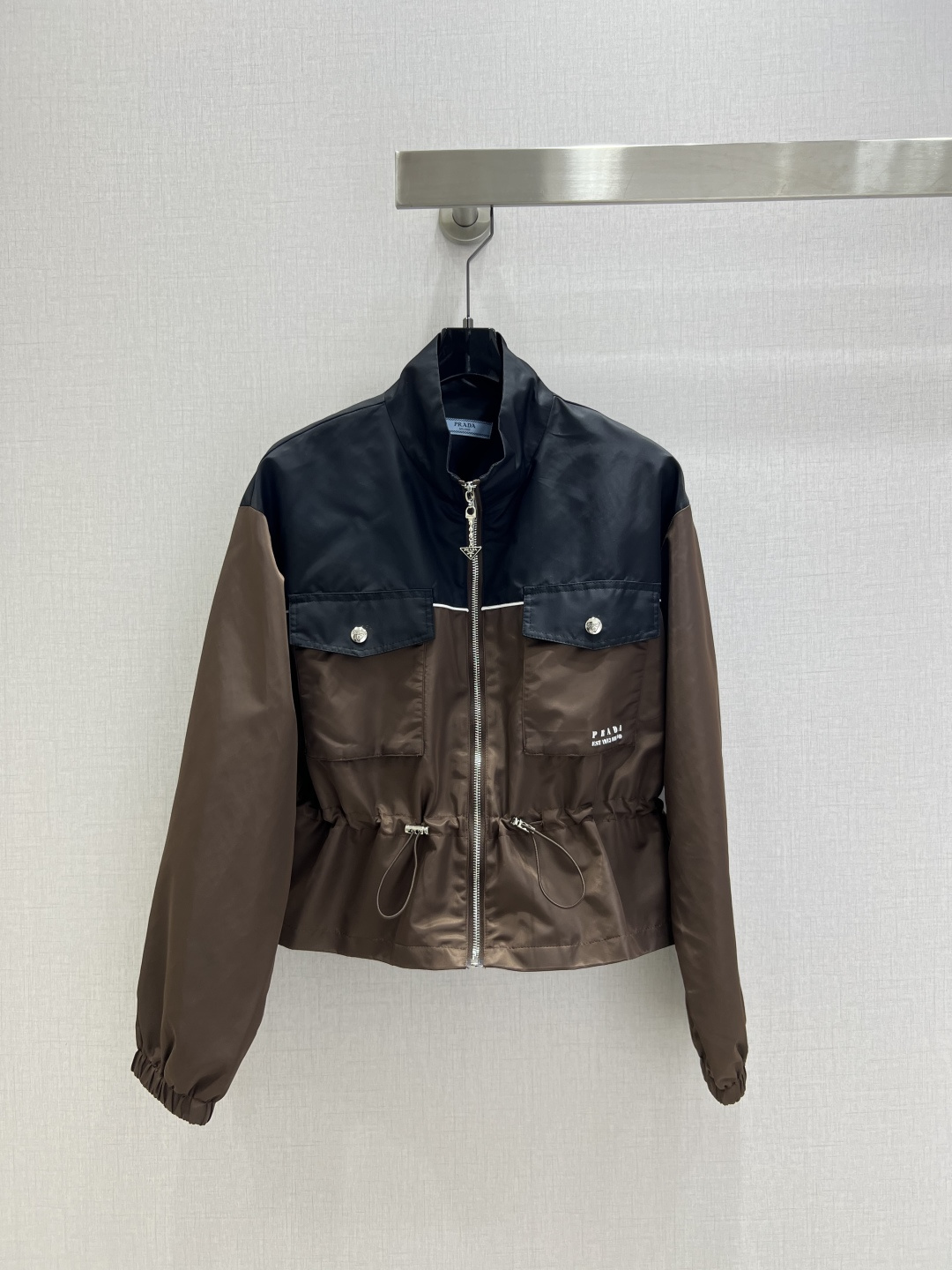 NO:517159,Highly recommended PRA* early autumn new style, pocket waist-hugging long-sleeved jacket, classic and stylish, with its own aura, the fabric texture is very stylish, fashionable and high-end, the color is super positive, the upper body looks white and slim, the series with a cool and handsome feeling, the upper body is full of aura, the length is just right, easy to control, one color, SML code, high-quality ABC2,,prada, jackets & coats,alexander wang19860909强烈推荐 PRA*早秋新款 口袋收腰长袖外套 经典又有型 自带气场 面料质感很奈斯 时髦又高级 颜色超级正 上身显白又显瘦 自带酷帅感的系列 走路都带风上身气场全开 长度恰到好处 轻松驾驭 一个色 SML码 高品质ABC2,,prada,jackets & coats,alexander wang,Women's clothing