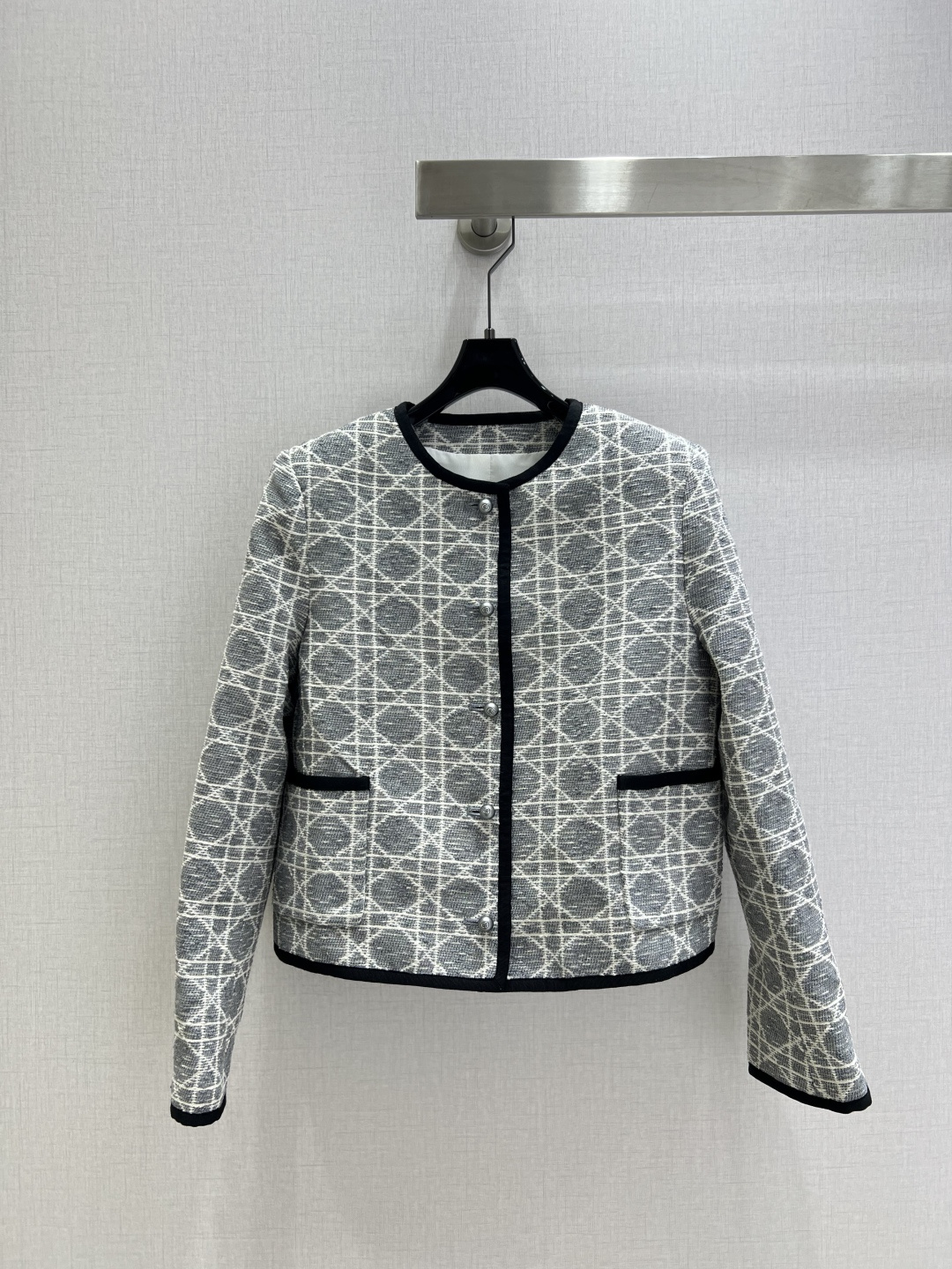 NO:517711,Highly recommended DIO*2025 early autumn new style, rough diamond-shaped long-sleeved jacket, high-quality imported Italian material, slightly straight and wide, heavy and high-end products, comfortable to wear, more stylish, a style that is completely unscrupulous, retro celebrity style, one color, SML code, high-quality ABC,,dior, jackets & coats,alexander wang19860909强烈推荐 DIO*2025早秋新款 粗纺菱格长袖外套 高定意大利进口材质 轮廓微挺阔 重磅高货 穿着舒适 更具有型 一款完全不挑人穿着的衣型 复古名媛风 一个色 SML码 高品质ABC,,dior,jackets & coats,alexander wang,Women's clothing