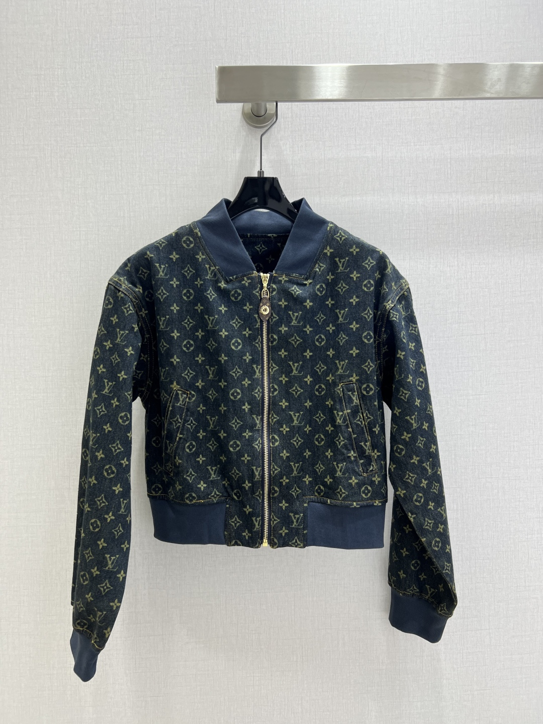 NO:517152,Highly recommended LV* early autumn new style, stand-collar printed denim jacket, series produced~ Super fashionable new style denim, personalized tones, cool and cool, delicate texture, natural cotton, both skewer and soft, super beautiful!  The details are super good, new products are unboxed and bought in stock. One color SML code. High-quality ABC, louis vuitton, jackets & coats, alexander wang19860909强烈推荐 LV*早秋新款 立领印花牛仔外套 系列出品~超时髦新款牛仔 个性色调上身又酷又飒爽 纹理细腻,棉感自然,既有筋骨感又不失柔软,超级漂亮！细节做工超级好,新品现货开箱开抢 一个色 SML码 高品质ABC,,louis vuitton,jackets & coats,alexander wang,Women's clothing