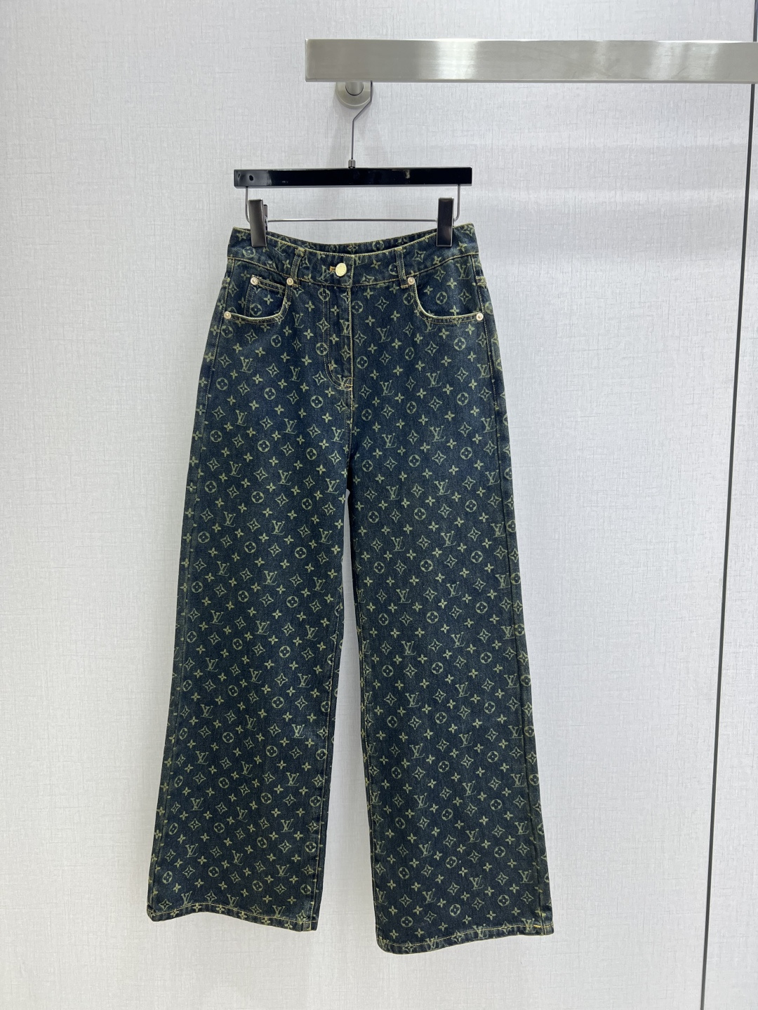 NO:517179,Highly recommended LV* early autumn new style printed denim straight trousers series produced ~ super fashionable new style denim. Personalized tones are cool and cool. The texture is delicate and the cotton feels natural, with both bone-skinned and soft, super beautiful!  The details are super good, new products are unboxed and bought in stock. One color SML code. High-quality ABC, louis vuitton, alexander wang19860909强烈推荐 LV*早秋新款 印花牛仔直筒长裤 系列出品~超时髦新款牛仔 个性色调上身又酷又飒爽 纹理细腻,棉感自然,既有筋骨感又不失柔软,超级漂亮！细节做工超级好,新品现货开箱开抢 一个色 SML码 高品质ABC,,louis vuitton,alexander wang,Women's clothing