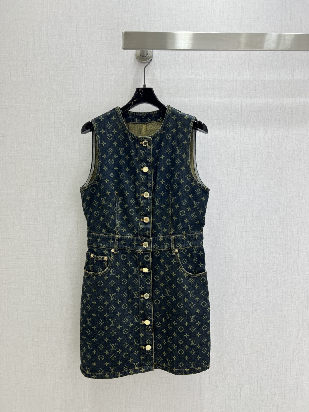 NO:517169,Highly recommended LV* early autumn new style printed sleeveless denim dress series ~ super fashionable new style denim. Personalized tones are cool and cool. The texture is delicate and the cotton feel is natural, with both bone-skinned and soft, super beautiful!  The details are super good, new products are unboxed and bought in stock. One color SML code. High-quality ABC, louis vuitton, skirts, alexander wang19860909强烈推荐 LV*早秋新款 印花无袖牛仔连衣裙 系列出品~超时髦新款牛仔 个性色调上身又酷又飒爽 纹理细腻,棉感自然,既有筋骨感又不失柔软,超级漂亮！细节做工超级好,新品现货开箱开抢 一个色 SML码 高品质ABC,,louis vuitton,skirts,alexander wang,Women's clothing
