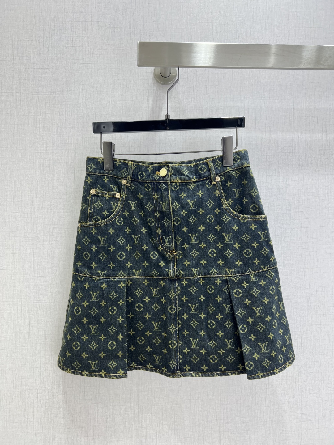 NO:517194,Highly recommended LV* early autumn new style printed denim pleated skirt series produced ~ super fashionable new style denim. The personalized tone is cool and cool. The texture is delicate and the cotton feel is natural, with both bone-skinned and soft, super beautiful!  The details are super good, new products are unboxed and bought in stock. One color SML code. High-quality ABC, louis vuitton, skirts, alexander wang19860909强烈推荐 LV*早秋新款 印花牛仔压褶半裙 系列出品~超时髦新款牛仔 个性色调上身又酷又飒爽 纹理细腻,棉感自然,既有筋骨感又不失柔软,超级漂亮！细节做工超级好,新品现货开箱开抢 一个色 SML码 高品质ABC,,louis vuitton,skirts,alexander wang,Women's clothing