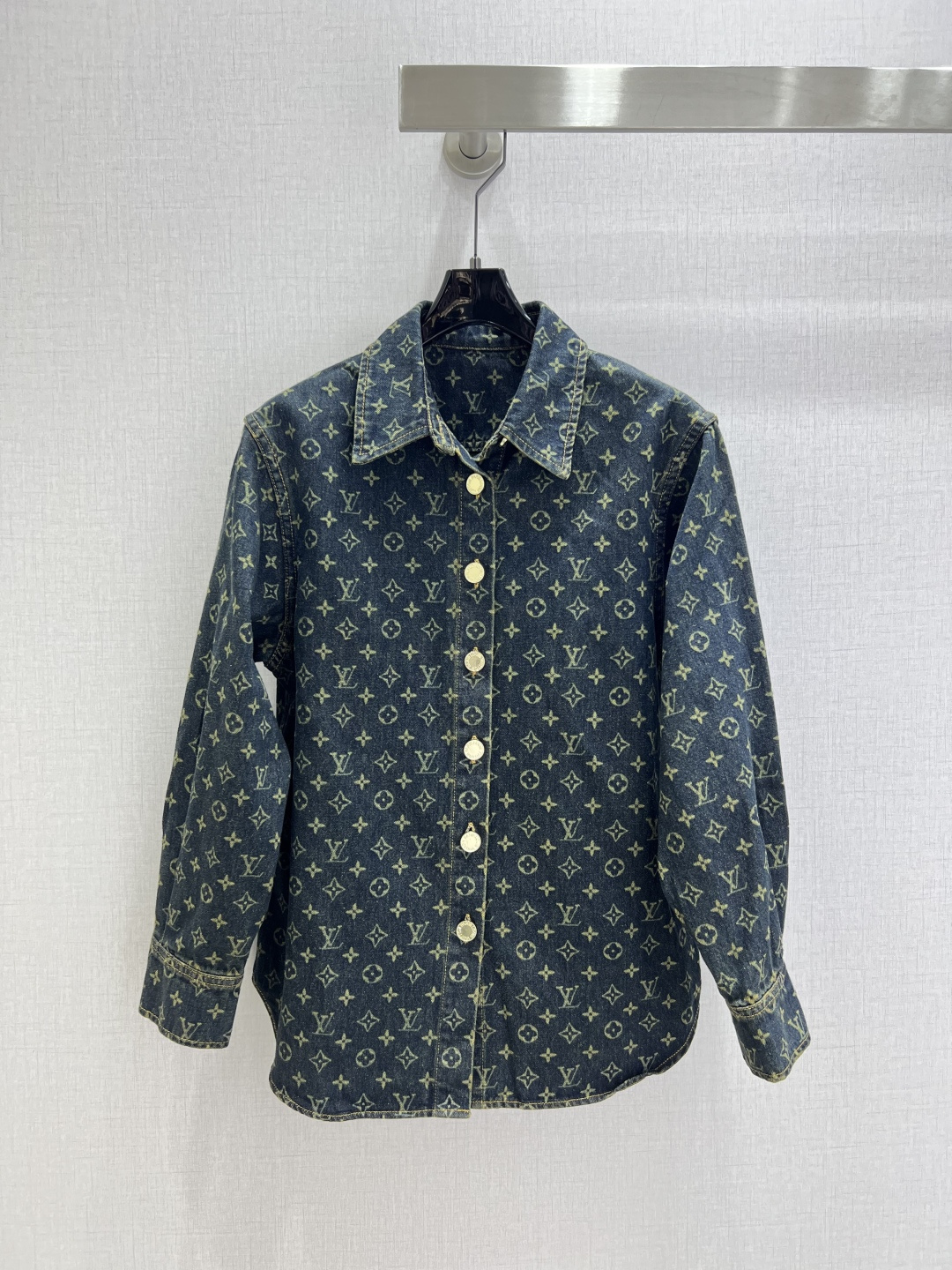 NO:517189,Highly recommended LV* early autumn new style, lapel denim long-sleeved shirt, series produced~ Super fashionable new style denim, personalized tones, cool and cool, delicate texture, natural cotton, both skewer and soft, super beautiful!  The details are super good, new products are unboxed and bought in stock. One color SML code. High-quality ABC, louis vuitton,shirts,alexander wang19860909强烈推荐 LV*早秋新款 翻领牛仔长袖衬衫 系列出品~超时髦新款牛仔 个性色调上身又酷又飒爽 纹理细腻,棉感自然,既有筋骨感又不失柔软,超级漂亮！细节做工超级好,新品现货开箱开抢 一个色 SML码 高品质ABC,,louis vuitton,shirts,alexander wang,Women's clothing