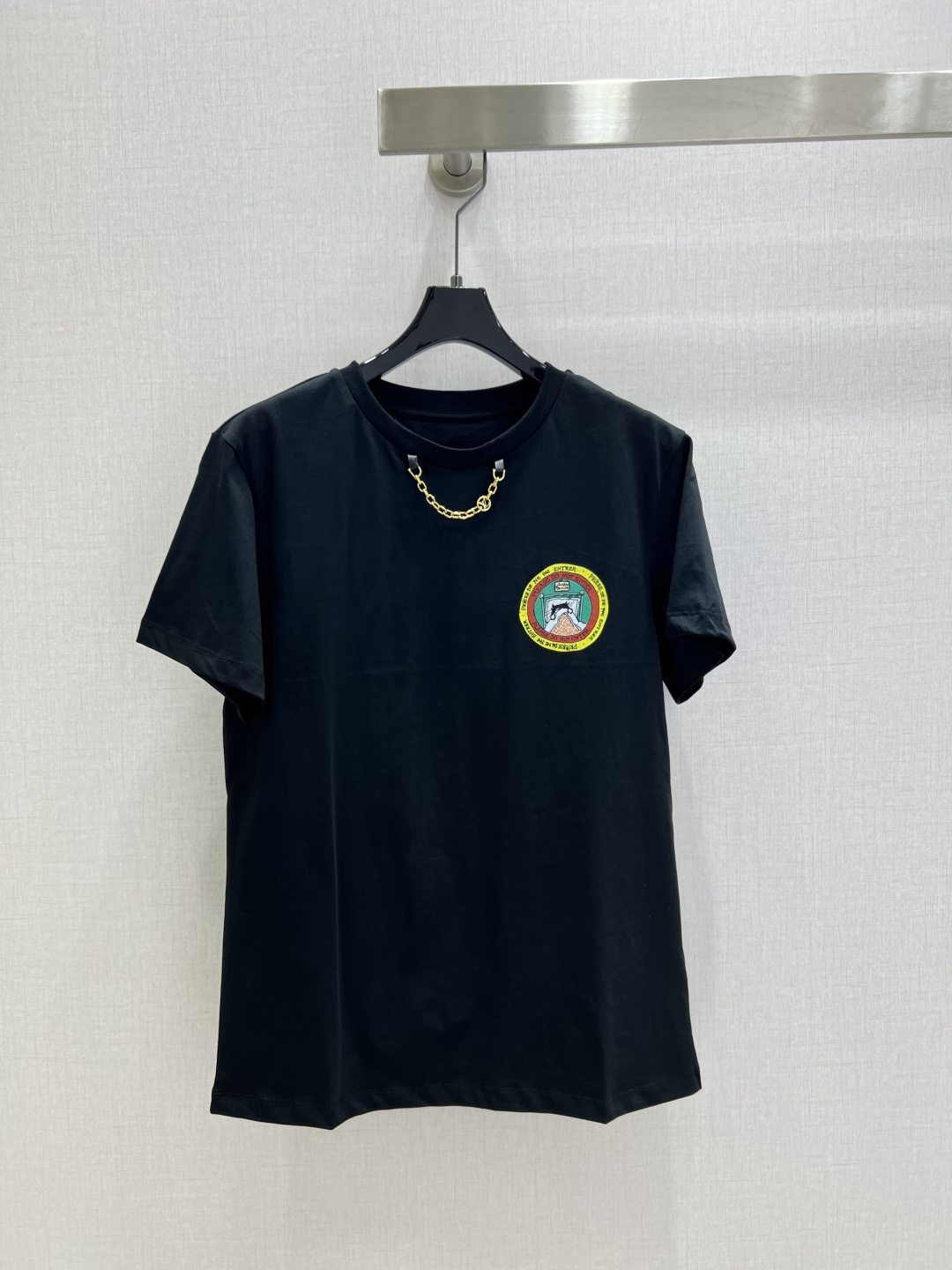 NO:517701,Highly recommended LV*2025 early autumn new model printed chain short-sleeved T-shirt, very high density and excellent feel. It is a really hard work style!  !  The details are perfect for regular style!  The upper body is not picky at all and is simple and generous, instantly improving temperament. Recommended hot products, one color SML code, high-quality ABC,,louis vuitton,T-shirt,tees,t-shirt,alexander wang19860909强烈推荐 LV*2025早秋新款 印花链条短袖T恤 密度很高手感超好 真的费劲心血的一款！！细节完美常规版型！上身完全不挑人简单大方,瞬间提升气质 爆款推荐,一个色 SML码 高品质ABC,,louis vuitton,T-shirt,tees，t-shirt,alexander wang,Women's clothing