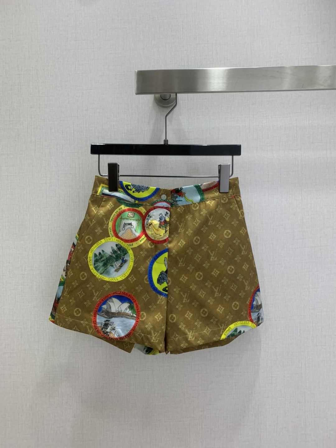 NO:535858,Highly recommended LV*2025 early autumn new style, presbyopia shorts, the upper body is full of fashionable and high-end feeling, huge and cool style, with its own aura, ultra-light fabric, very stylish and high-end texture, super positive color, matched with a shirt or jacket in the same color, it looks white and slim, a classic series with its own aesthetics, with its wind, the upper body is fully open, the length is just right, one color, SMLXL code, high-quality ABC,,louis vuitton, shorts, jackets & coats,alexander wang19860909强烈推荐 LV*2025早秋新款 老花短裤 上身就是满满的时髦高级感 巨拉风 自带气场 超轻薄面料 质感很奈斯 时髦又高级 颜色超级正 搭配同色系衬衣或外套上身显白又显瘦 自带美感的经典系列 走路都带风上身气场全开 长度恰到好处 一个色 SMLXL码 高品质ABC,,louis vuitton,shorts,jackets & coats,alexander wang,Women's clothing