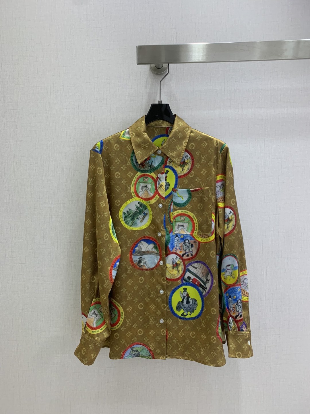 NO:535880,Highly recommended LV* 2025 early autumn new style, lapel presbyterian long-sleeved shirt, the upper body is full of fashionable and high-end feeling, huge and cool style, with its own aura, ultra-light fabric, very stylish and high-end texture, super positive color, matched with shorts of the same color, the upper body looks white and slimming, the classic series with its own aesthetics, the upper body is full of aura, the length is just right, one color, SMLXL code, high-quality ABC,,louis vuitton, shorts,shirts,alexander wang19860909强烈推荐 LV*2025早秋新款 翻领老花长袖衬衫 上身就是满满的时髦高级感 巨拉风 自带气场 超轻薄面料 质感很奈斯 时髦又高级 颜色超级正 搭配同色系短裤上身显白又显瘦 自带美感的经典系列 走路都带风上身气场全开 长度恰到好处 一个色 SMLXL码 高品质ABC,,louis vuitton,shorts,shirts,alexander wang,Women's clothing