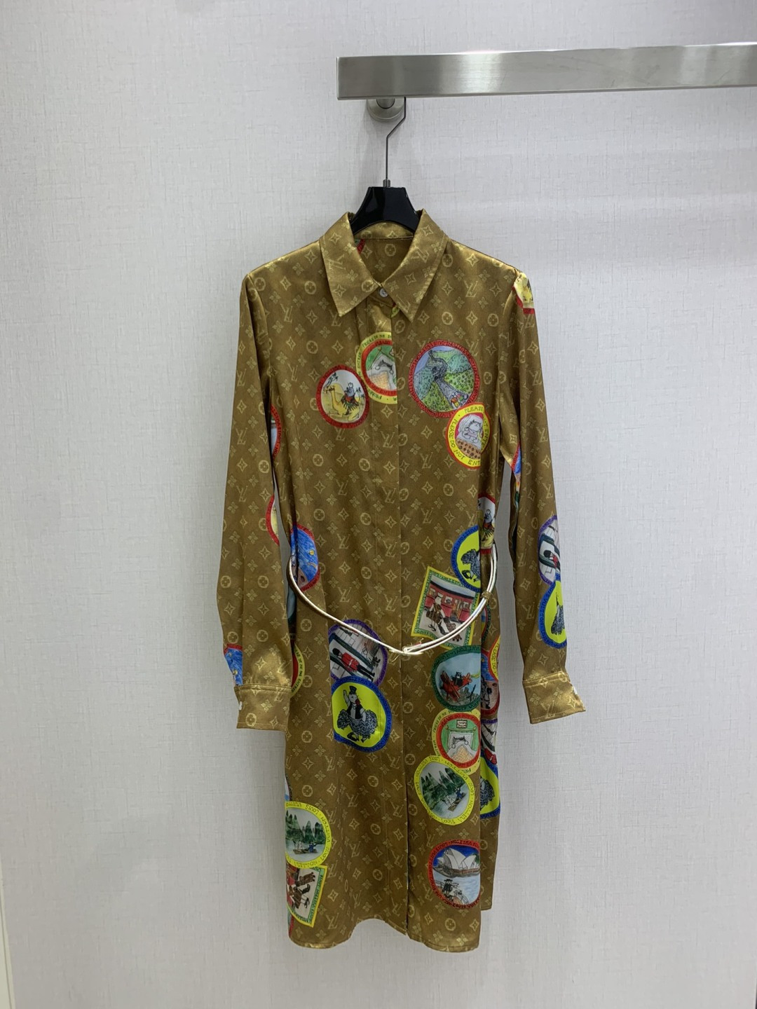 NO:535892,Highly recommended LV*2025 early autumn new style, old-fashioned belt dress, the upper body is full of fashionable and high-end feeling, huge cool style, with its own aura, ultra-light fabric, very stylish and high-end texture, super positive color, the upper body looks white and slim, a classic series with its own aesthetics, the upper body is full of aura, the length is just right, one color, SMLXL code, high-quality ABC,,louis vuitton, skirts,alexander wang19860909强烈推荐 LV*2025早秋新款 老花腰带连衣裙 上身就是满满的时髦高级感 巨拉风 自带气场 超轻薄面料 质感很奈斯 时髦又高级 颜色超级正 上身显白又显瘦 自带美感的经典系列 走路都带风上身气场全开 长度恰到好处 一个色 SMLXL码 高品质ABC,,louis vuitton,skirts,alexander wang,Women's clothing