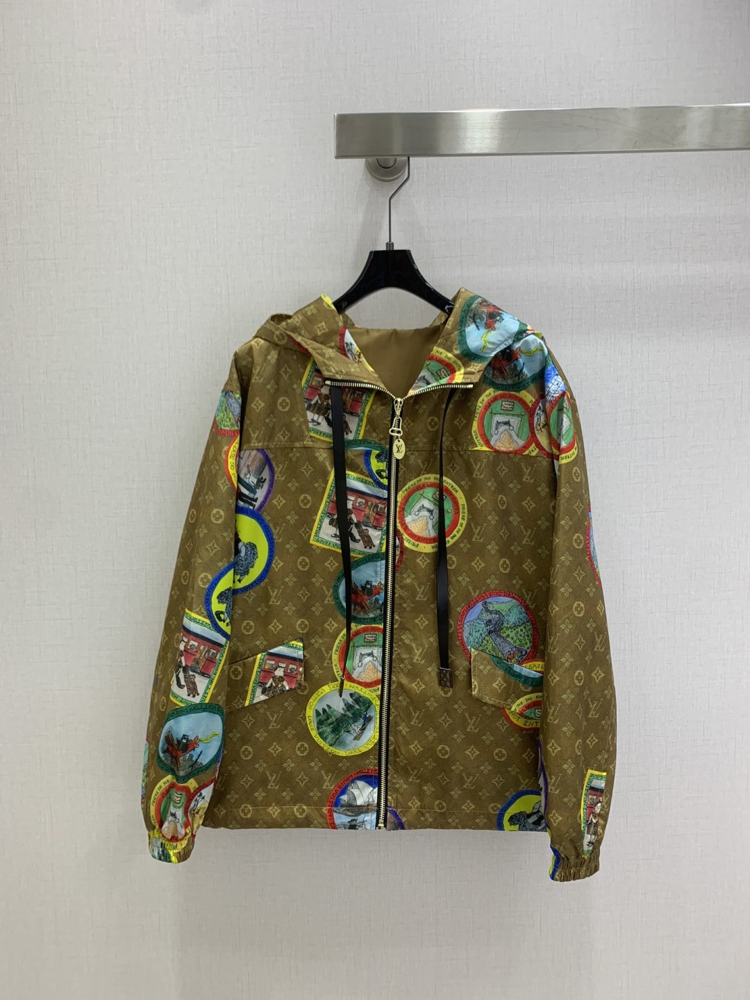 NO:535869,Highly recommended LV*2025 early autumn new style, old-fashioned hooded zipper jacket, the upper body is full of fashionable and high-end feeling, huge and cool style, with its own aura, ultra-light fabric, very texture, fashionable and high-end color, super positive, matched with the same color shorts, the upper body looks white and slimming, the classic series with its own aesthetics, the upper body is full of aura, the length is just right, one color, SMLXL code, high-quality ABC,,louis vuitton, shorts, jackets & coats,hats,alexander wang19860909强烈推荐 LV*2025早秋新款 老花连帽拉链外套 上身就是满满的时髦高级感 巨拉风 自带气场 超轻薄面料 质感很奈斯 时髦又高级 颜色超级正 搭配同色短裤 上身显白又显瘦 自带美感的经典系列 走路都带风上身气场全开 长度恰到好处 一个色 SMLXL码 高品质ABC,,louis vuitton,shorts,jackets & coats,hats,alexander wang,Women's clothing